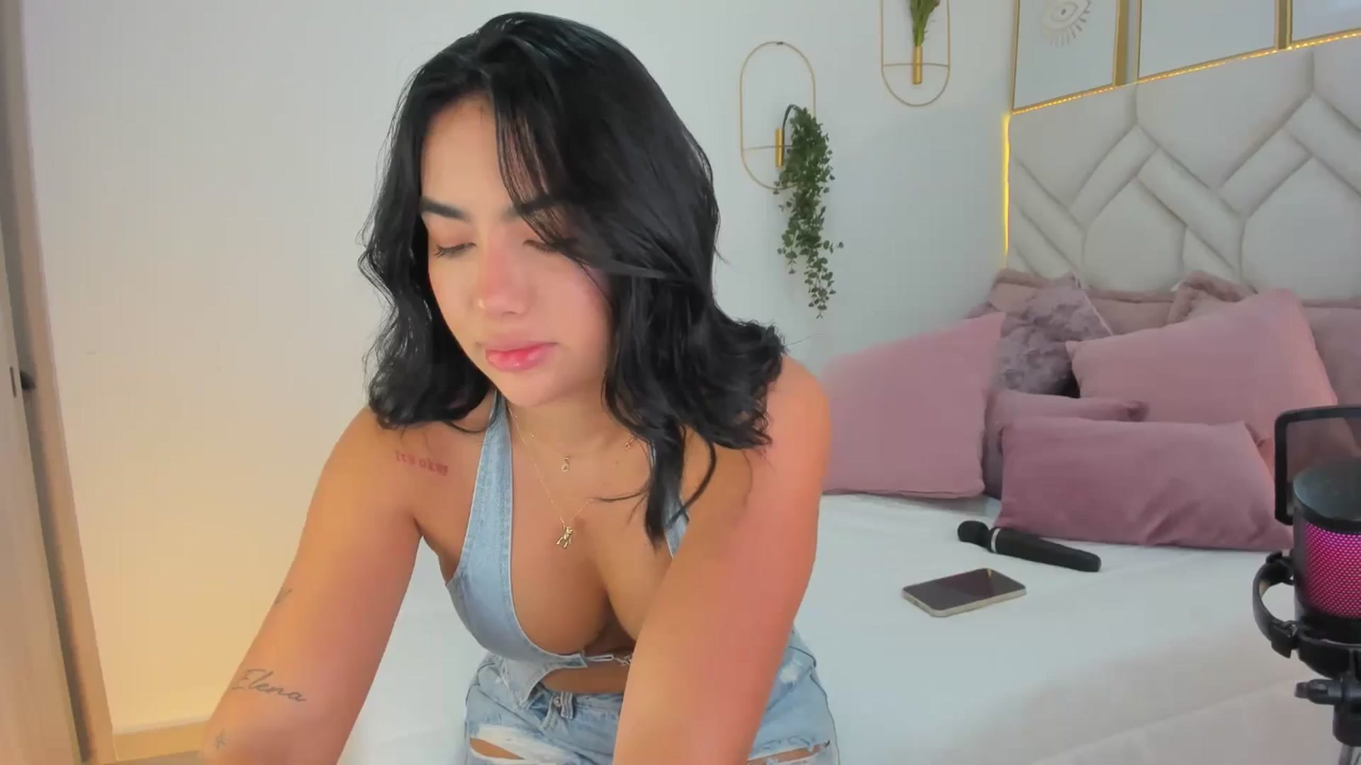 Gallery image thumbnail from Caro_Cano's myfreecams stream on, 11/09/2024, 19:19 image 17 of 20