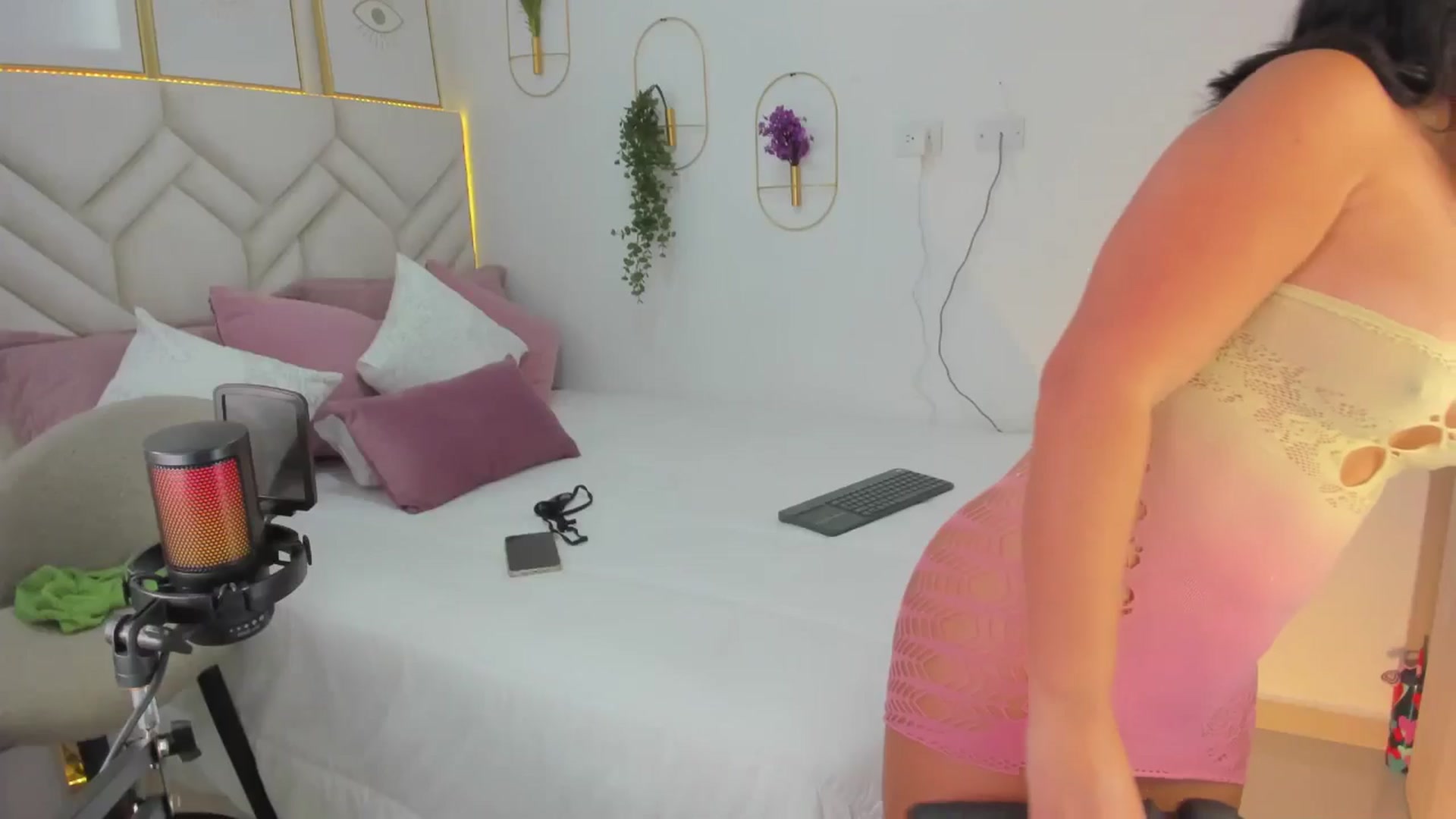 Gallery image thumbnail from Caro_Cano's myfreecams stream on, 11/26/2024, 18:32 image 18 of 20