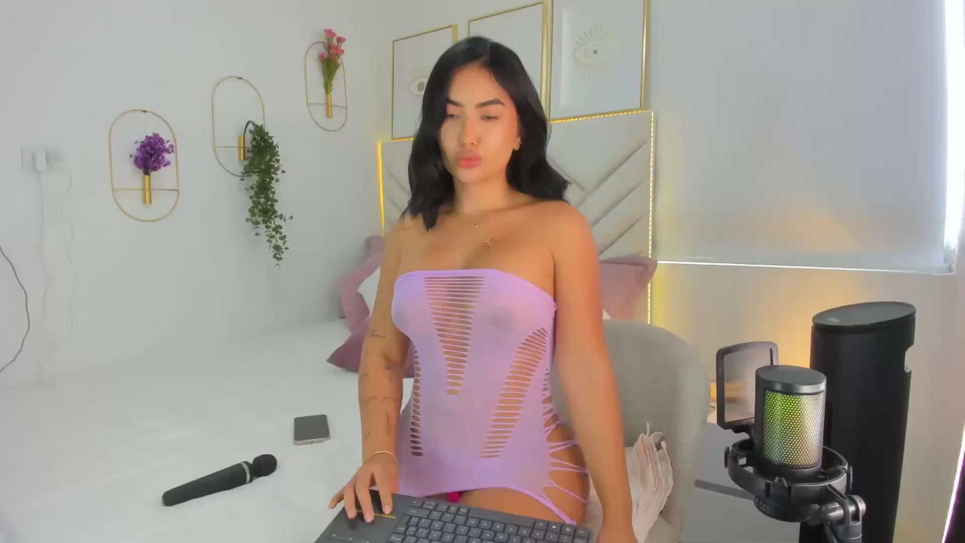 Gallery image thumbnail from Caro_Cano's myfreecams stream on, 11/28/2024, 19:18 image 10 of 20