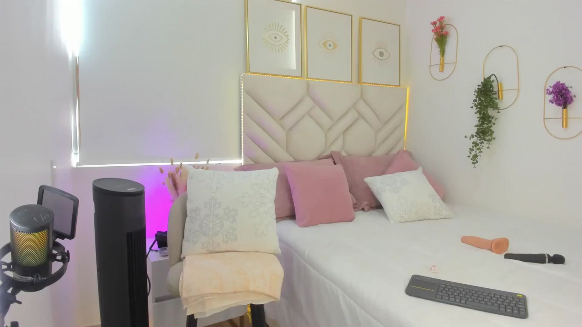 Gallery image thumbnail from Caro_Cano's myfreecams stream on, 12/07/2024, 14:59 image 18 of 20