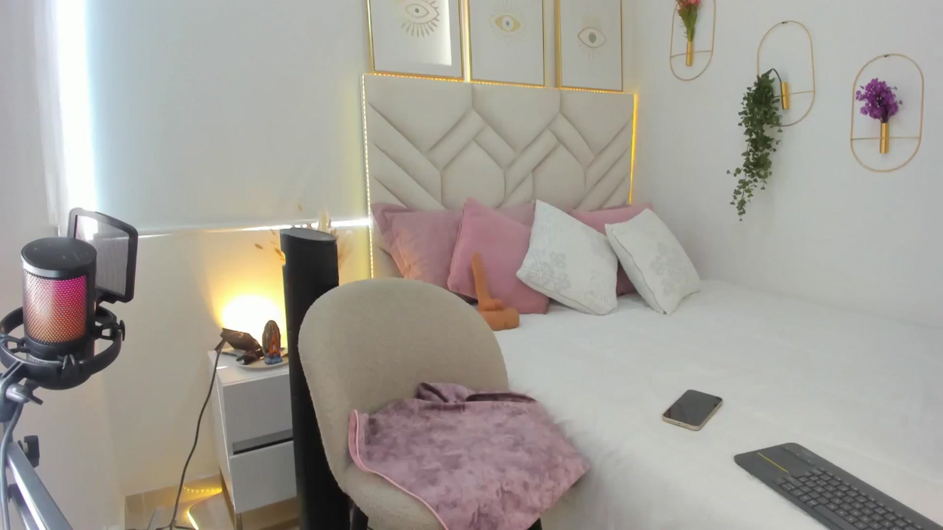 Gallery image thumbnail from Caro_Cano's myfreecams stream on, 12/10/2024, 16:25 image 10 of 20