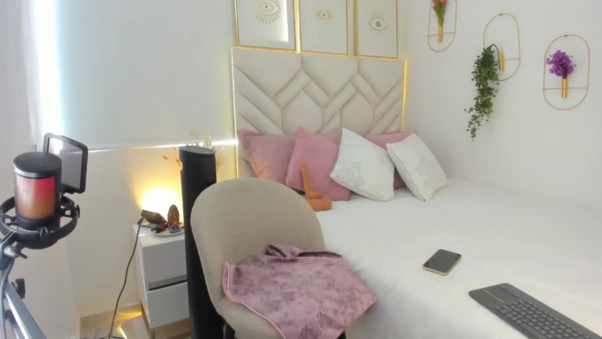 Gallery image thumbnail from Caro_Cano's myfreecams stream on, 12/10/2024, 16:25 image 9 of 20