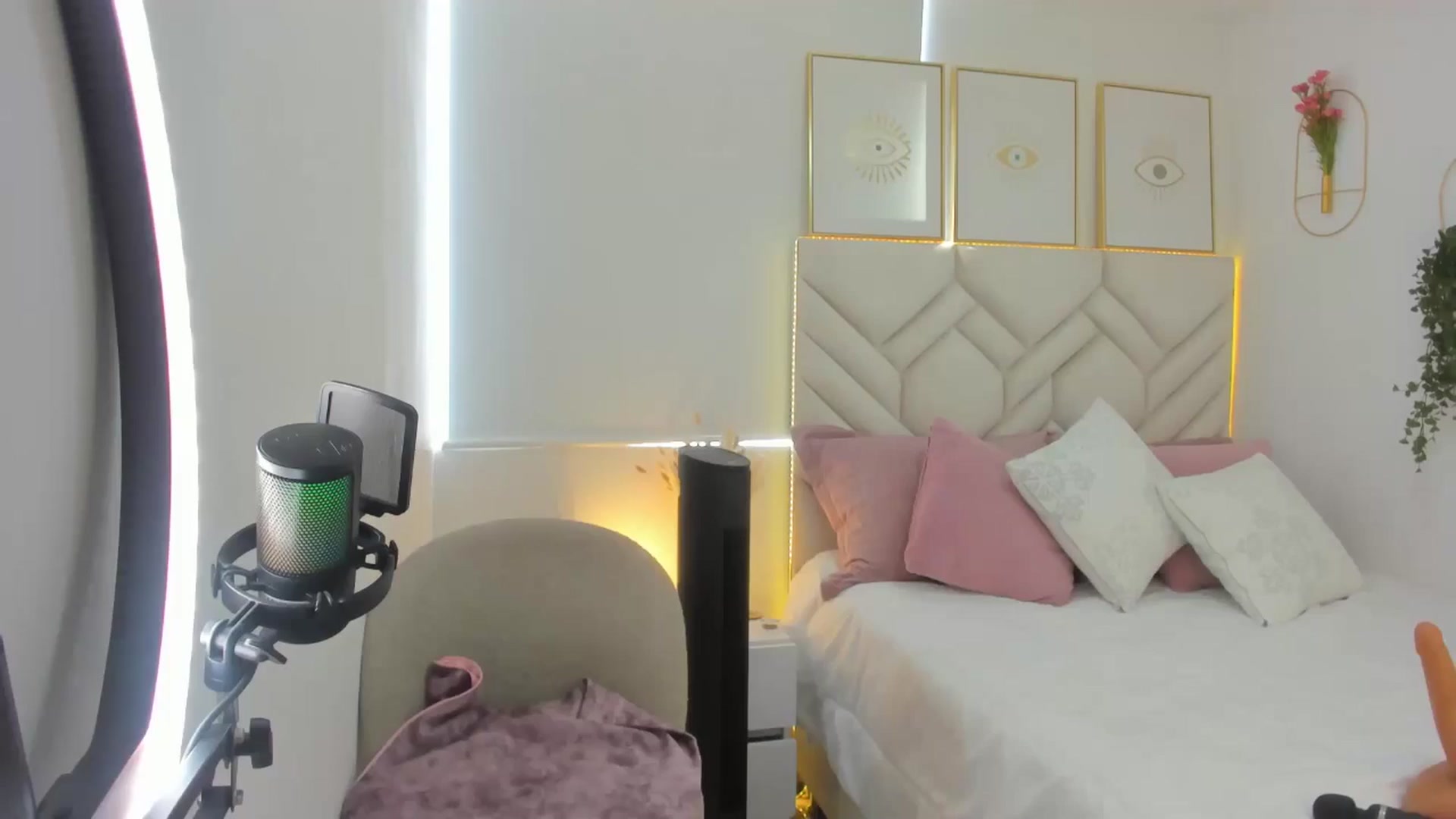 Gallery image thumbnail from Caro_Cano's myfreecams stream on, 12/10/2024, 17:56 image 1 of 20