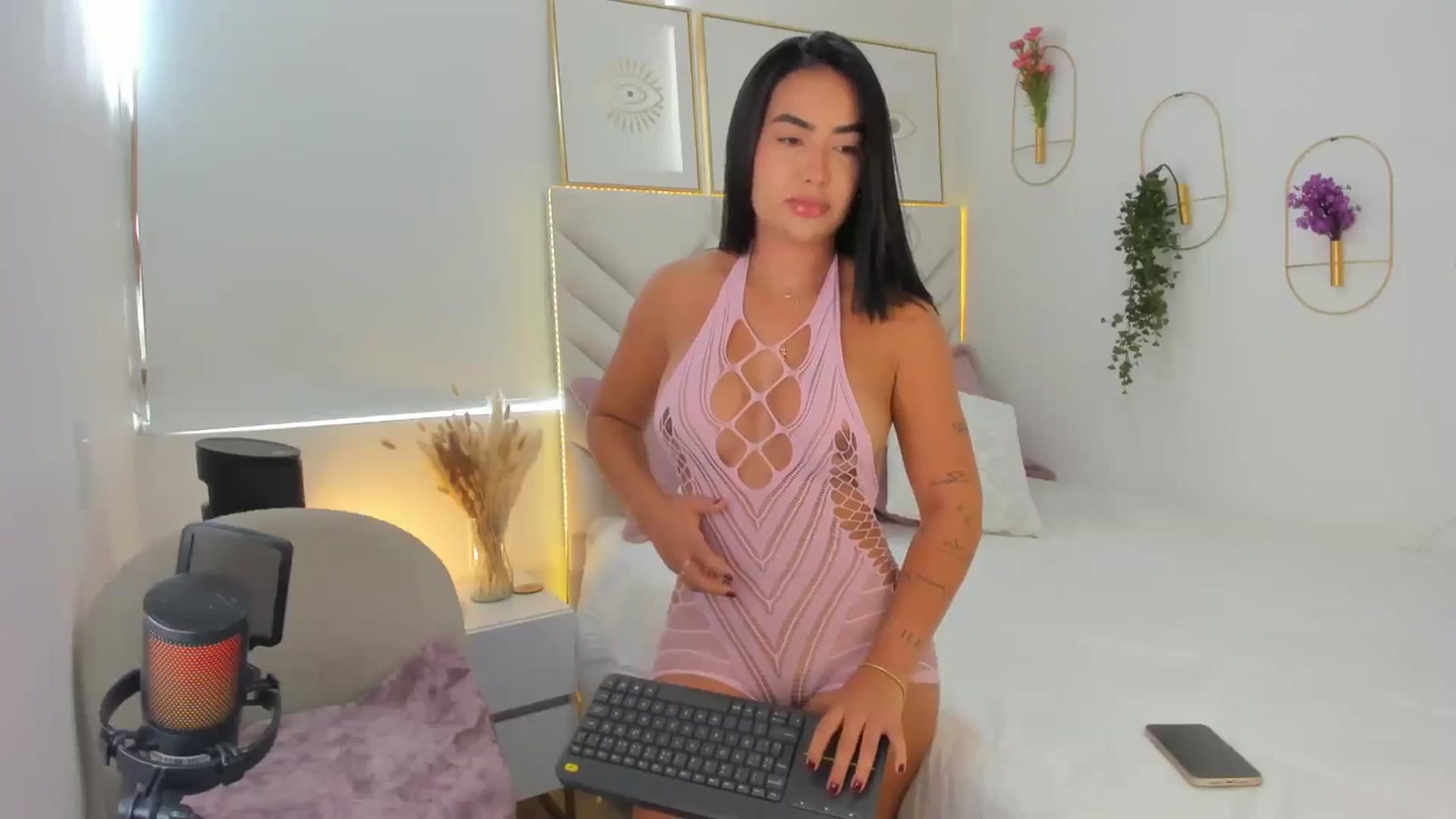 Gallery image thumbnail from Caro_Cano's myfreecams stream on, 12/11/2024, 14:36 image 12 of 20