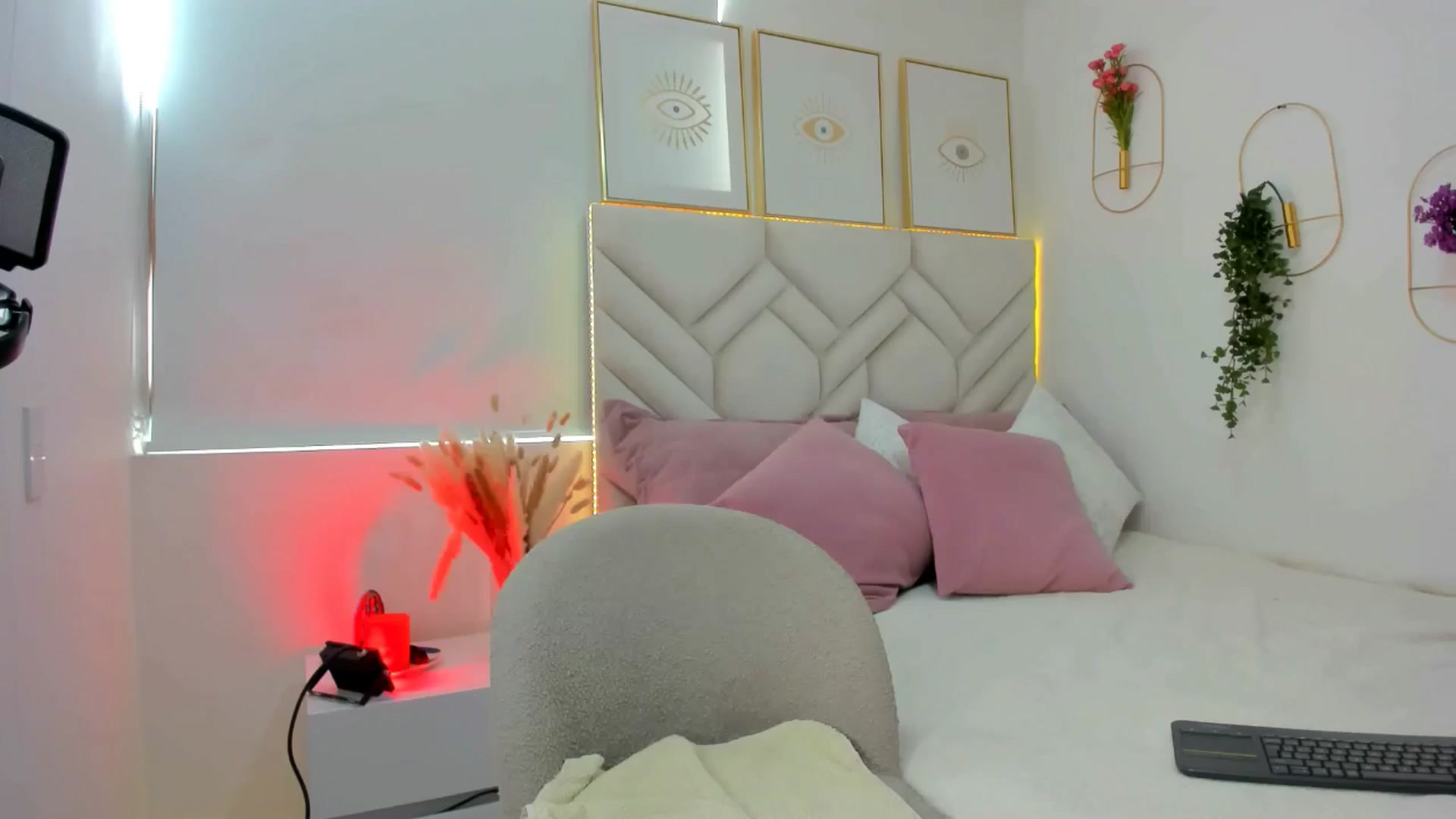 Gallery image thumbnail from Caro_Cano's myfreecams stream on, 12/18/2024, 15:10 image 9 of 20