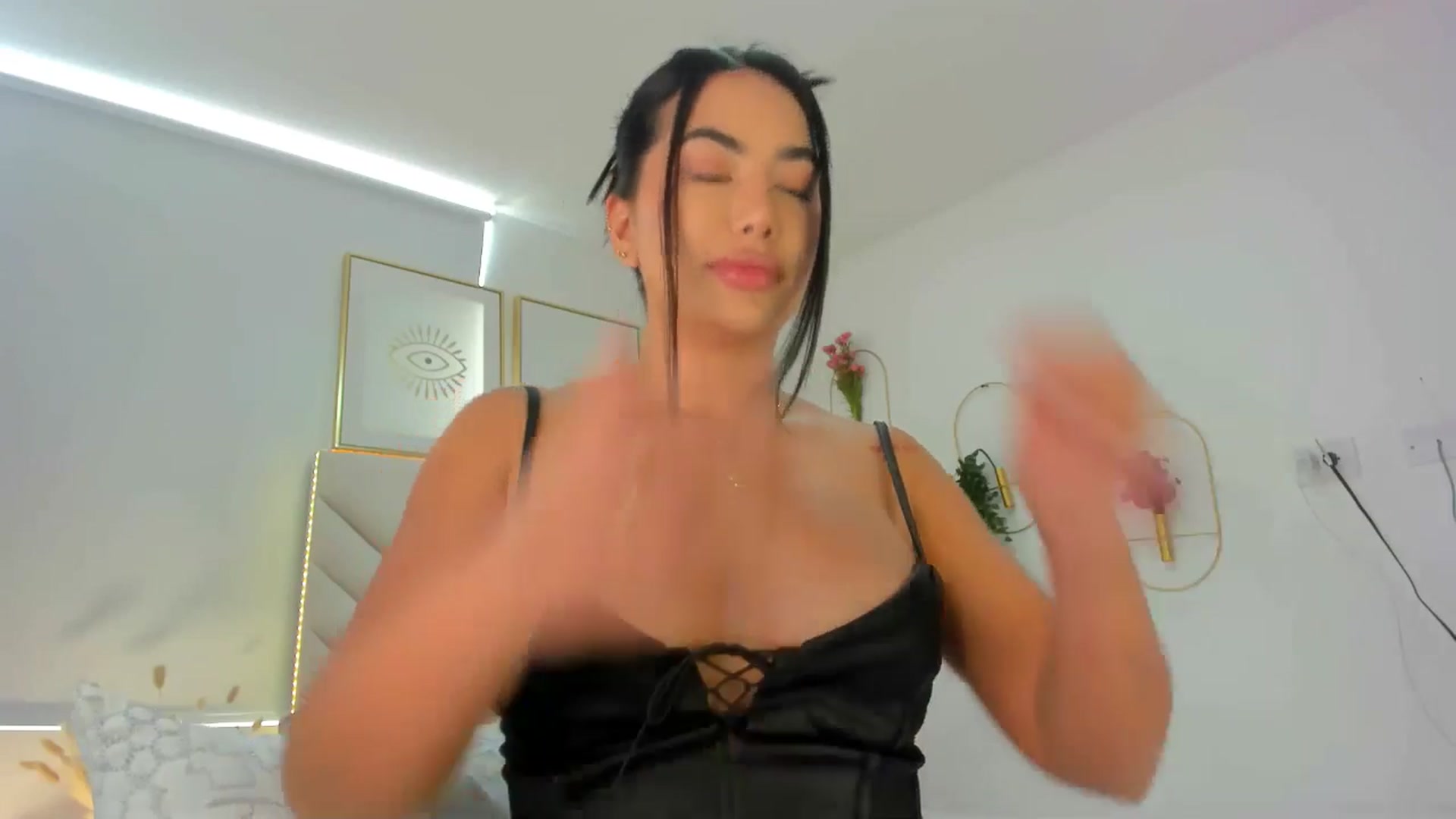 Gallery image thumbnail from Caro_Cano's myfreecams stream on, 12/21/2024, 17:21 image 10 of 20