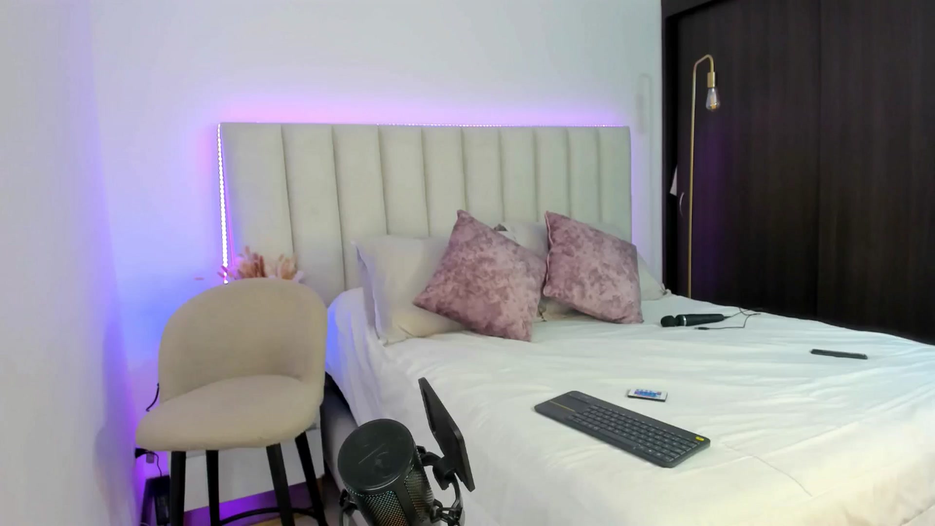 Gallery image thumbnail from Caro_Cano's myfreecams stream on, 01/09/2025, 16:50 image 8 of 20