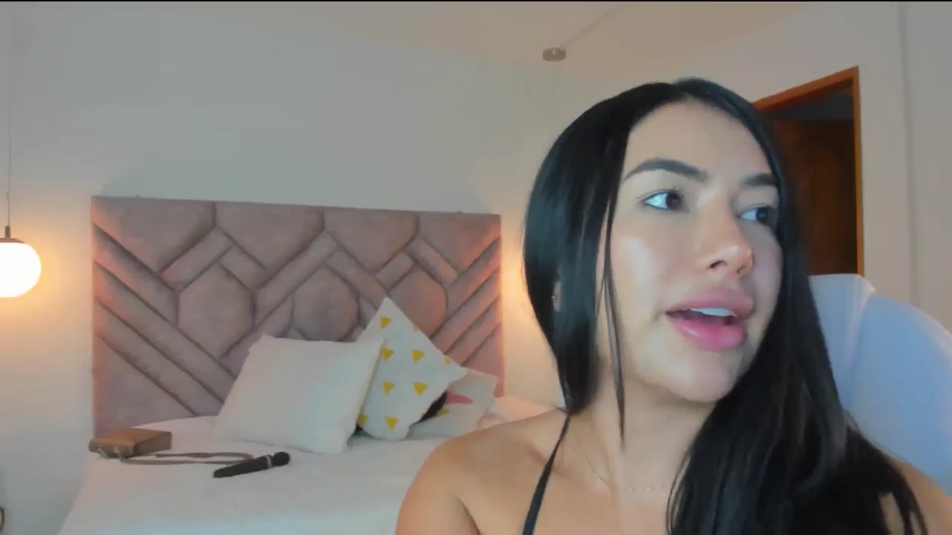 Gallery image thumbnail from Caro_Cano's myfreecams stream on, 01/25/2025, 17:10 image 15 of 20