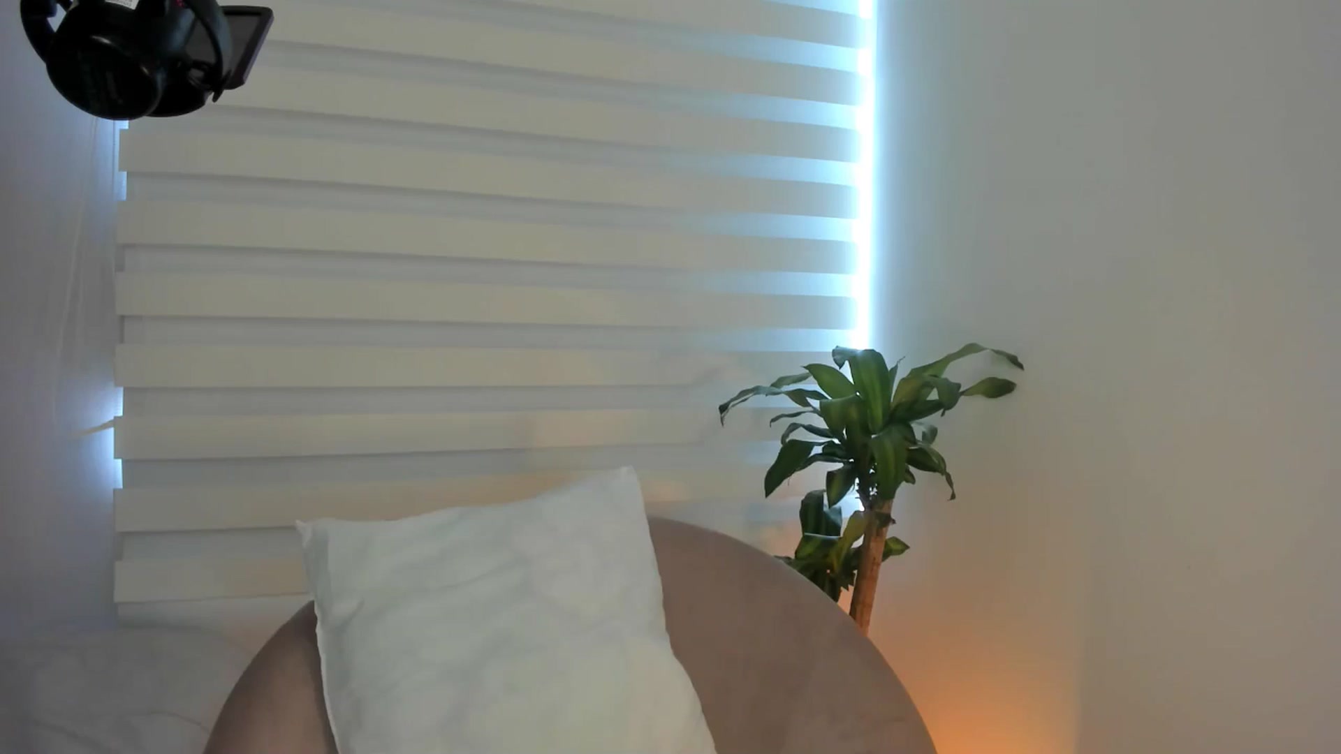 Gallery image thumbnail from Caro_Cano's myfreecams stream on, 04/20/2025, 18:11 image 19 of 20