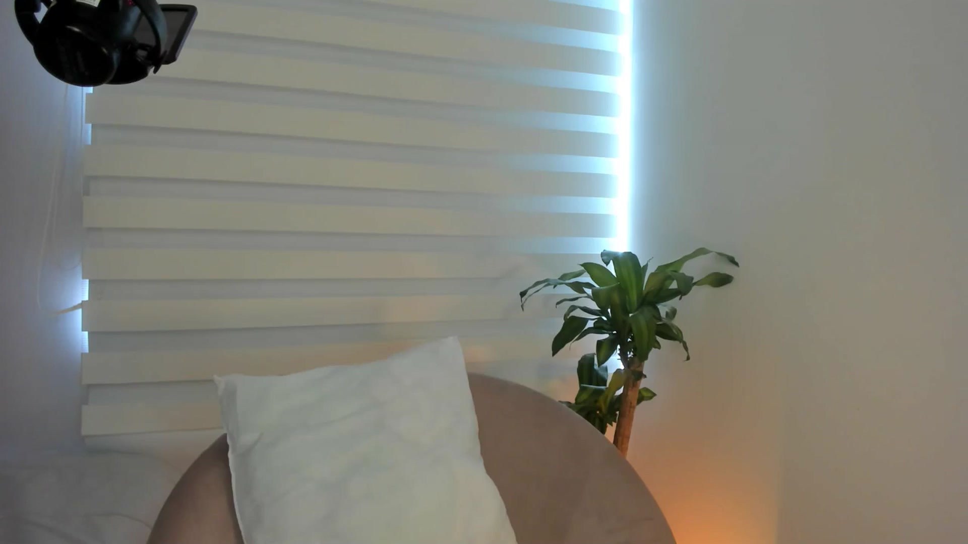 Gallery image thumbnail from Caro_Cano's myfreecams stream on, 04/20/2025, 18:11 image 18 of 20