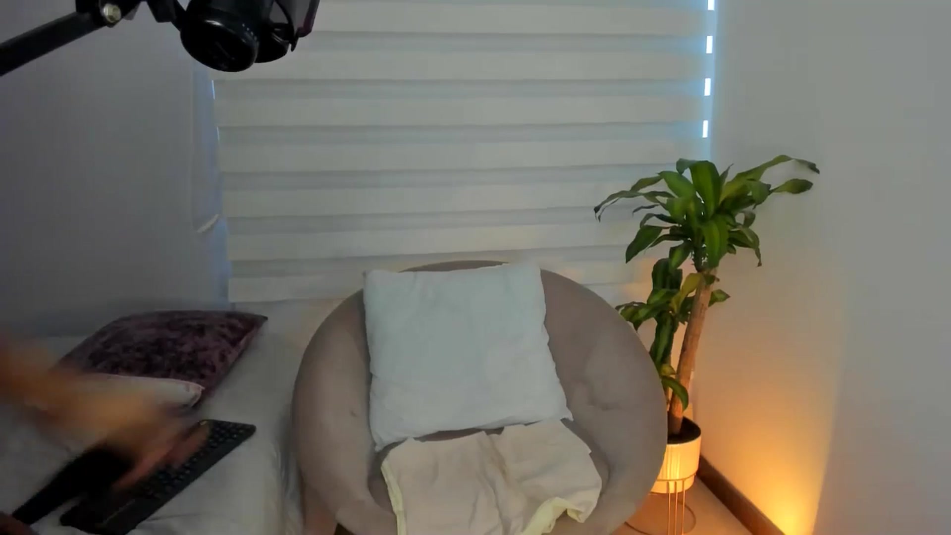 Gallery image thumbnail from Caro_Cano's myfreecams stream on, 04/20/2025, 20:26 image 17 of 20