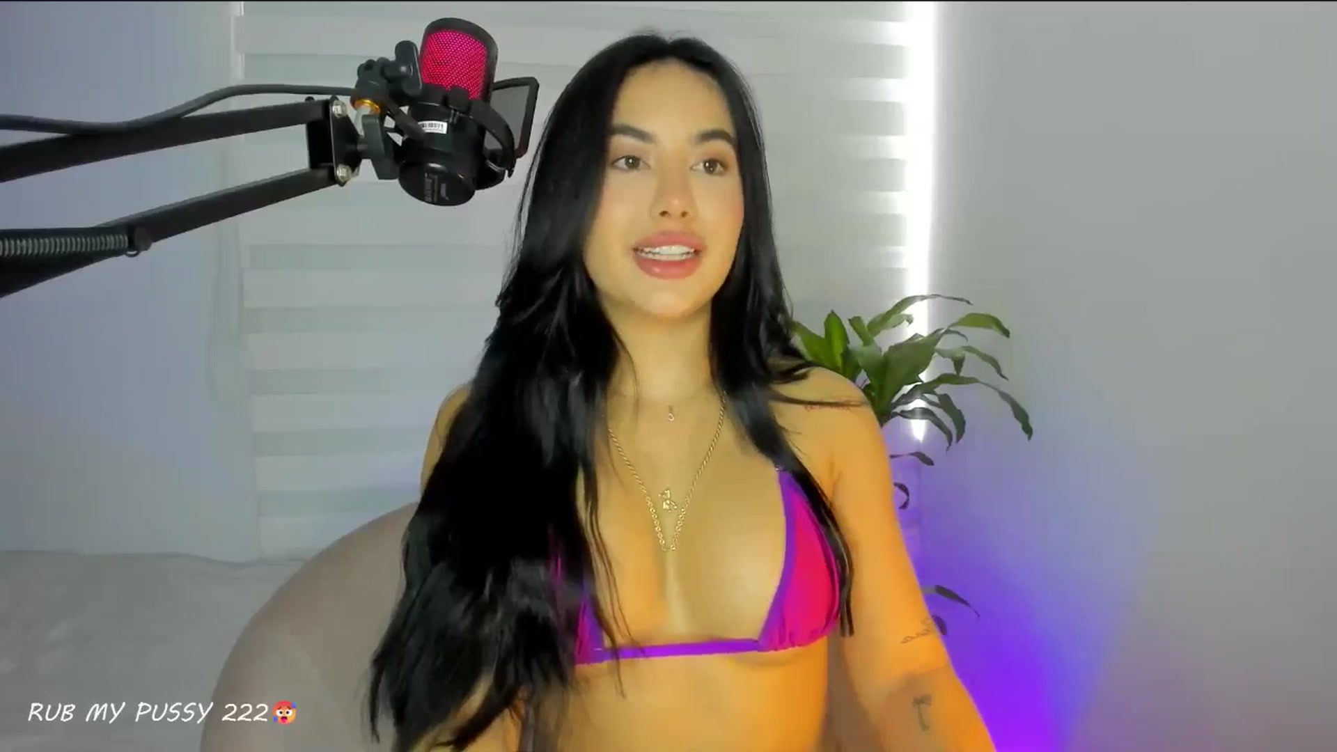Gallery image thumbnail from Caro_Cano's myfreecams stream on, 04/25/2025, 15:23 image 4 of 20