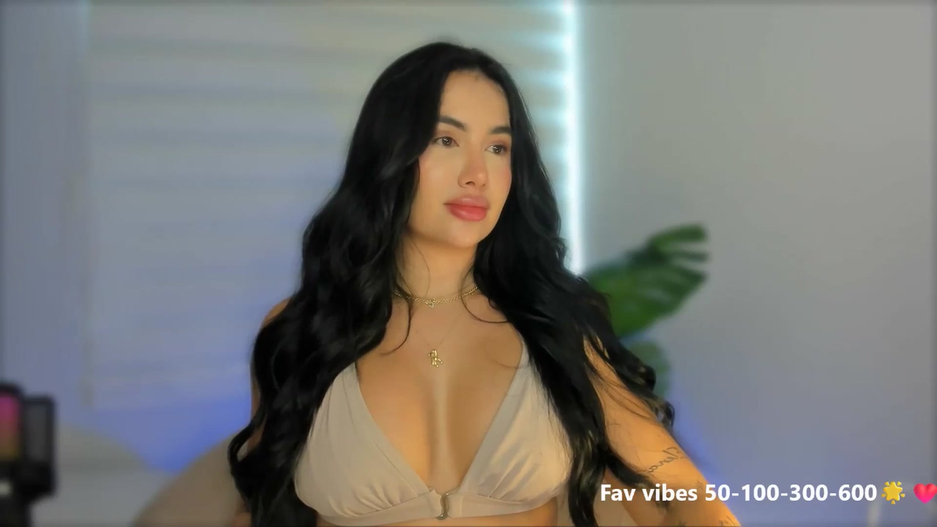 Gallery image thumbnail from Caro_Cano's myfreecams stream on, 05/16/2025, 15:43 image 15 of 20