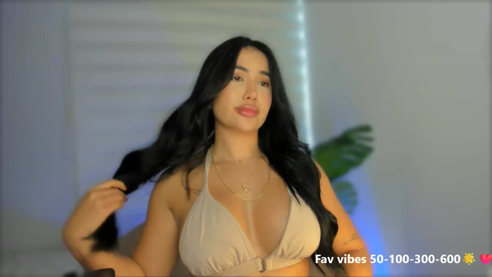 Gallery image thumbnail from Caro_Cano's myfreecams stream on, 05/16/2025, 18:05 image 13 of 20