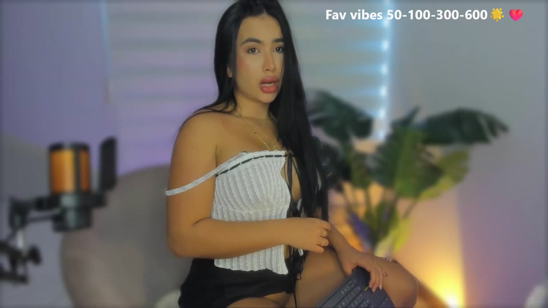 Gallery image thumbnail from Caro_Cano's myfreecams stream on, 05/30/2025, 15:07 image 4 of 20
