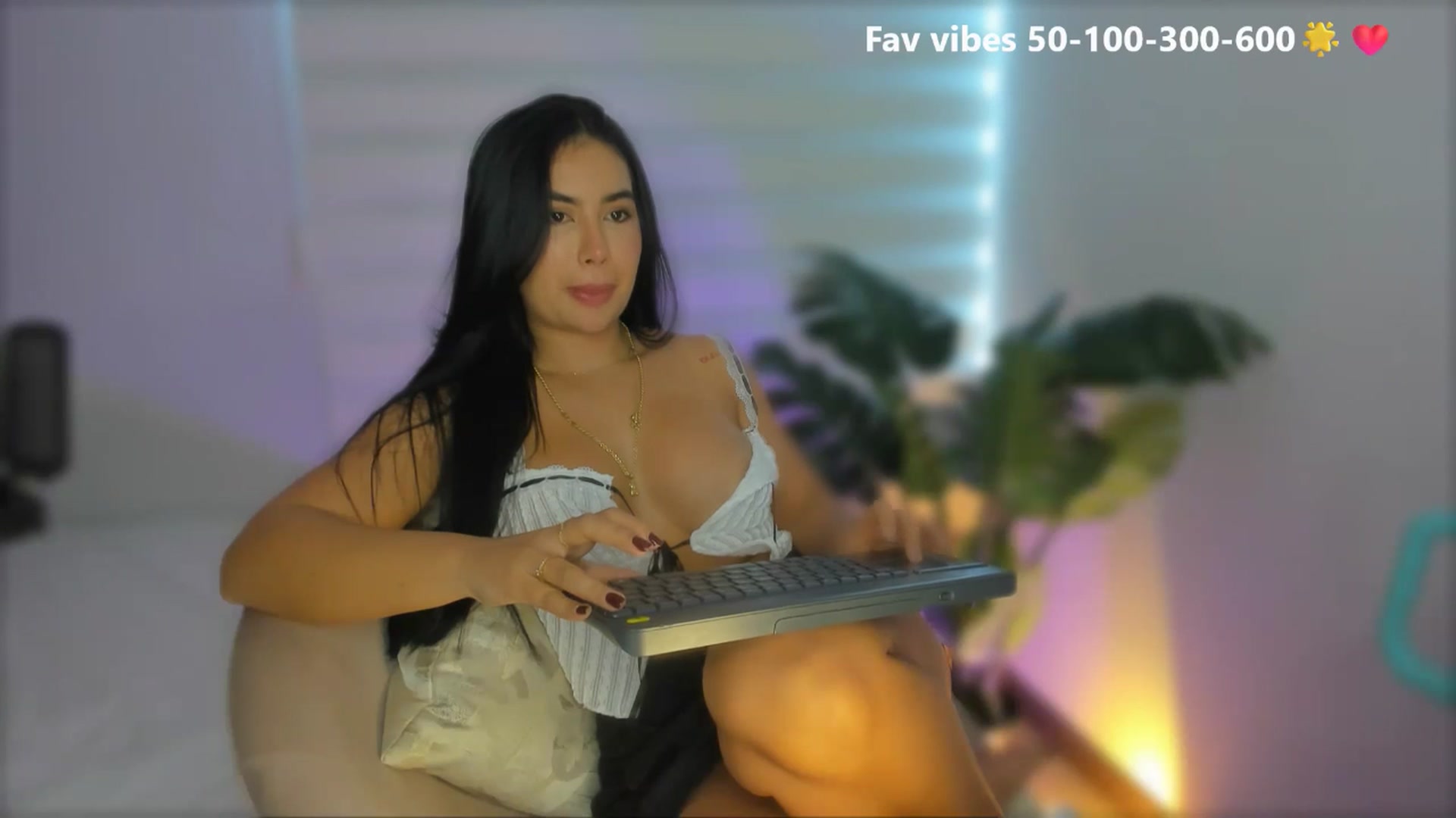 Gallery image thumbnail from Caro_Cano's myfreecams stream on, 05/30/2025, 18:11 image 17 of 20