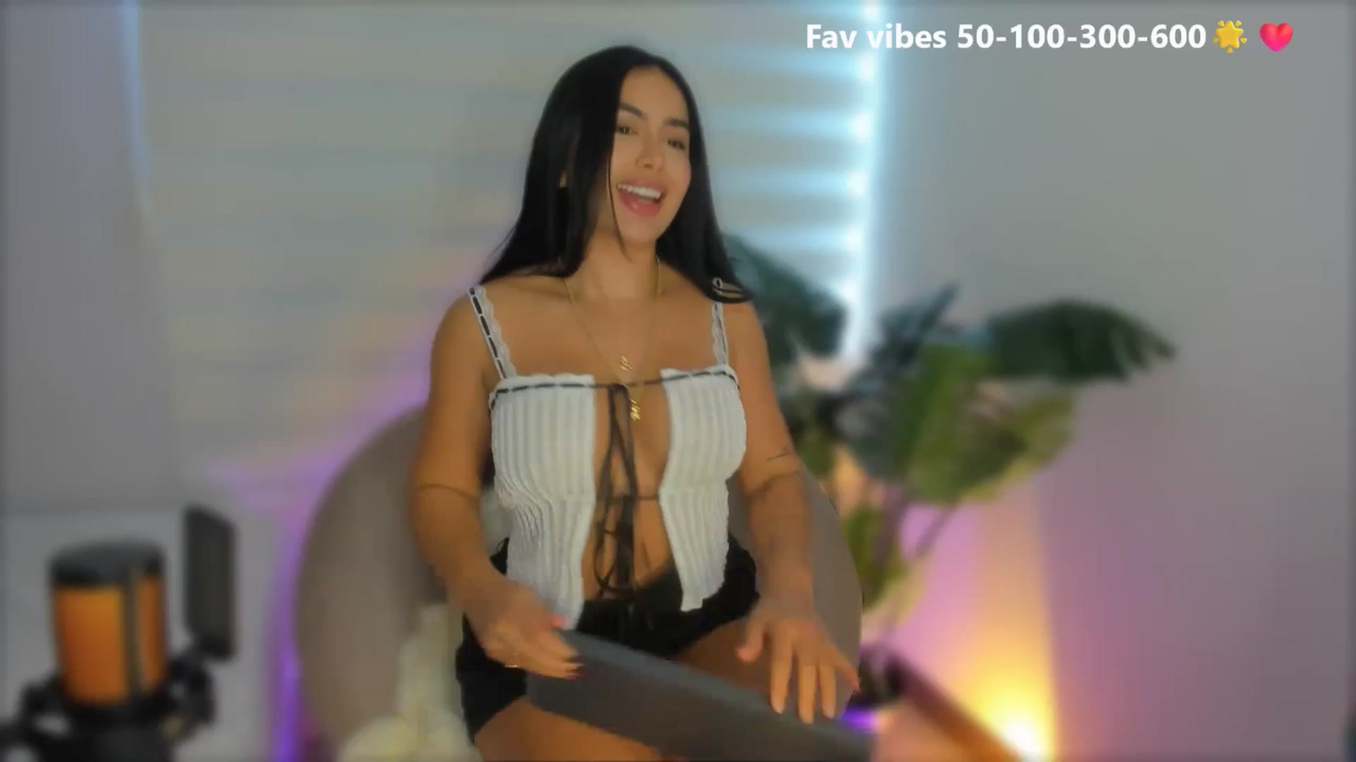 Gallery image thumbnail from Caro_Cano's myfreecams stream on, 05/30/2025, 18:11 image 1 of 20