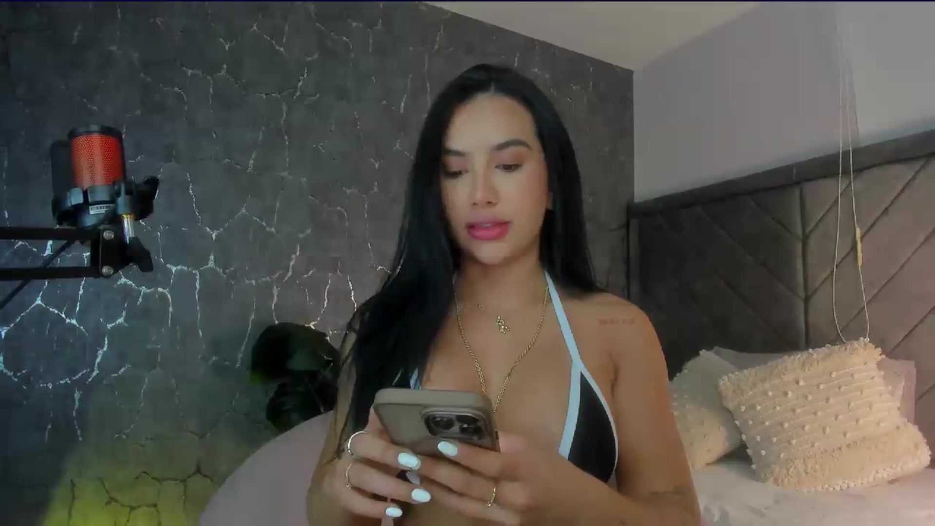 Gallery image thumbnail from Caro_Cano's myfreecams stream on, 05/26/2026, 16:37 image 2 of 20