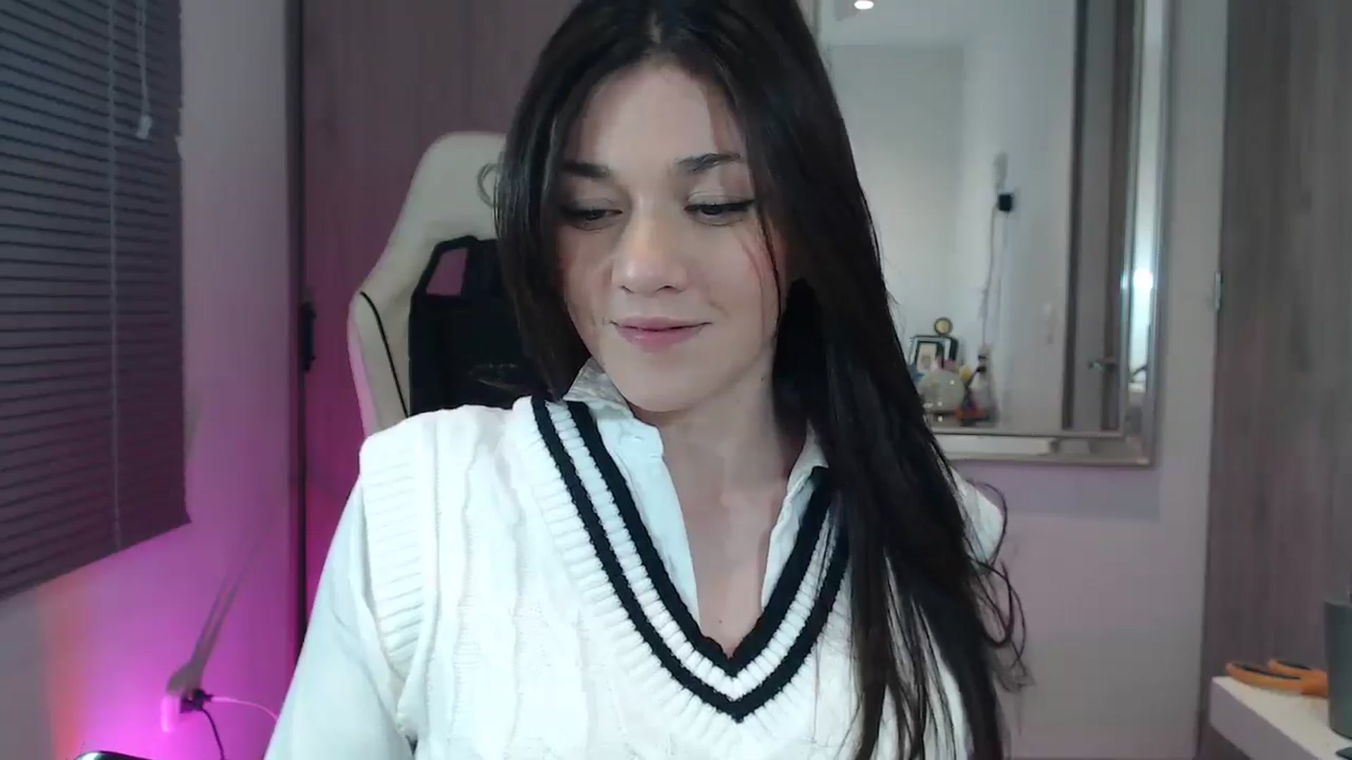 Gallery image thumbnail from CarolBee's myfreecams stream on, 10/16/2025, 10:16 image 11 of 20