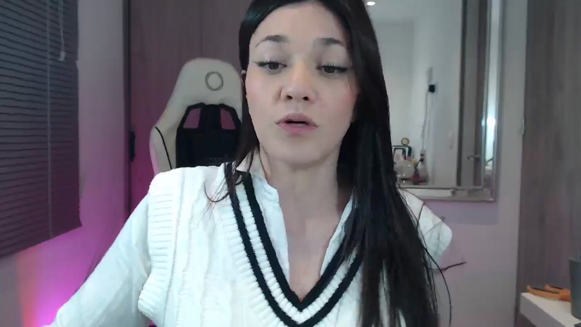 Gallery image thumbnail from CarolBee's myfreecams stream on, 10/16/2025, 10:16 image 12 of 20