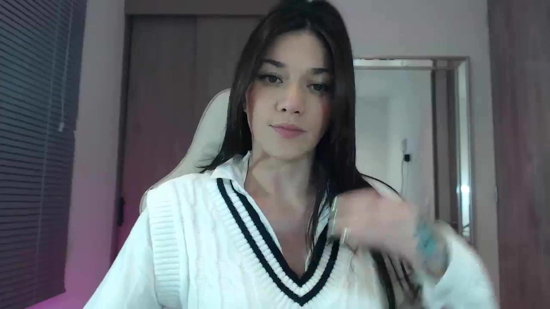 Gallery image thumbnail from CarolBee's myfreecams stream on, 10/16/2025, 10:16 image 9 of 20