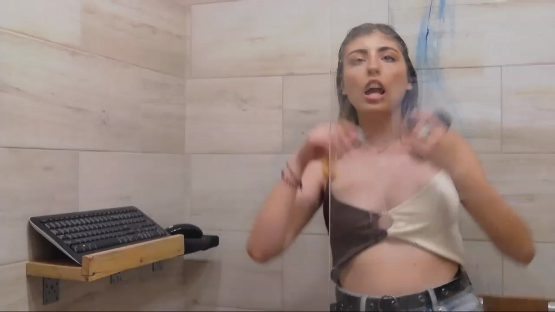 Gallery image thumbnail from CarolinaGreen's myfreecams stream on, 08/27/2023, 19:32 image 5 of 20