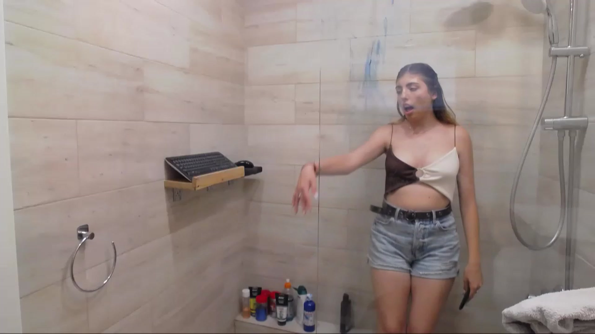 Gallery image thumbnail from CarolinaGreen's myfreecams stream on, 08/27/2023, 19:32 image 2 of 20