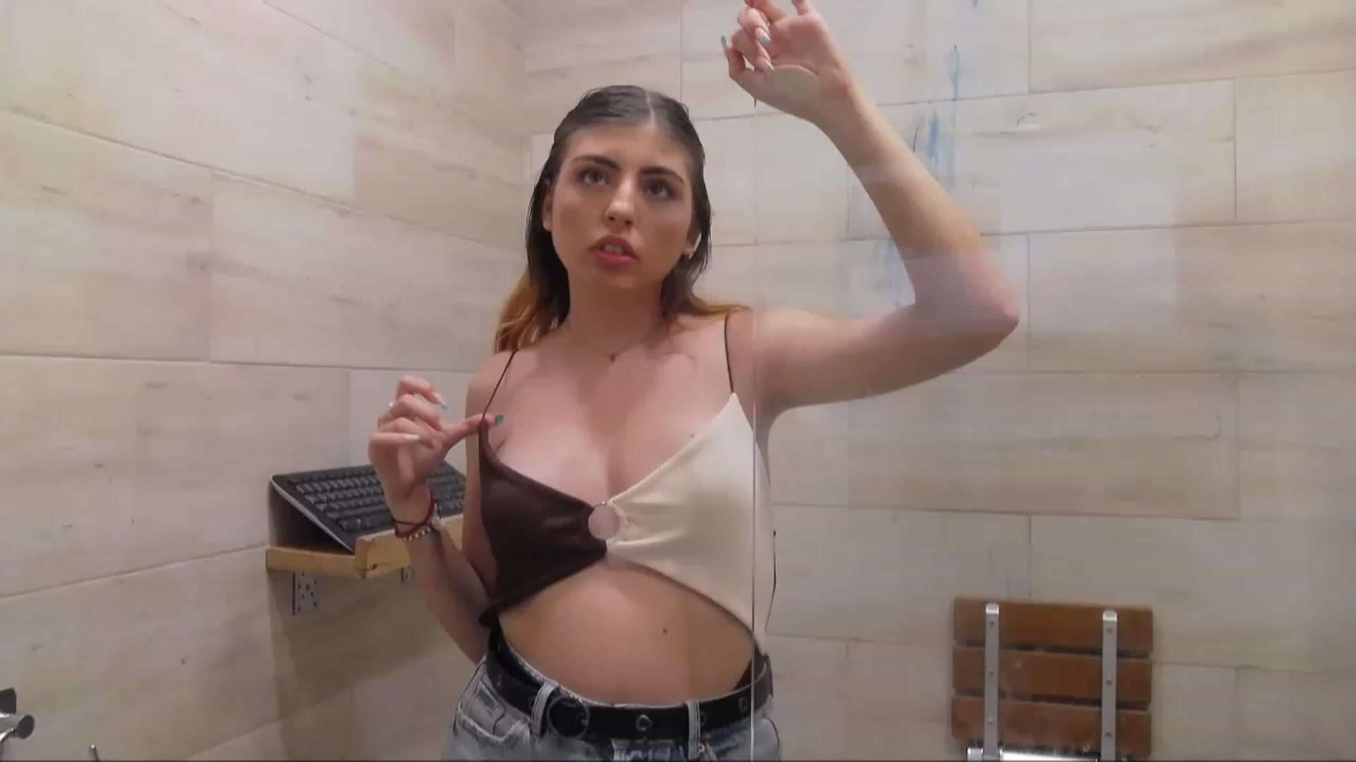 Gallery image thumbnail from CarolinaGreen's myfreecams stream on, 08/27/2023, 19:32 image 8 of 20