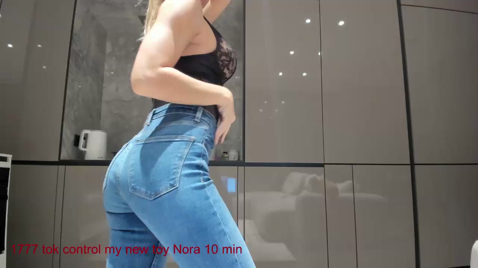 Gallery image thumbnail from CarolinaHerer's myfreecams stream on, 10/15/2024, 17:41 image 11 of 20
