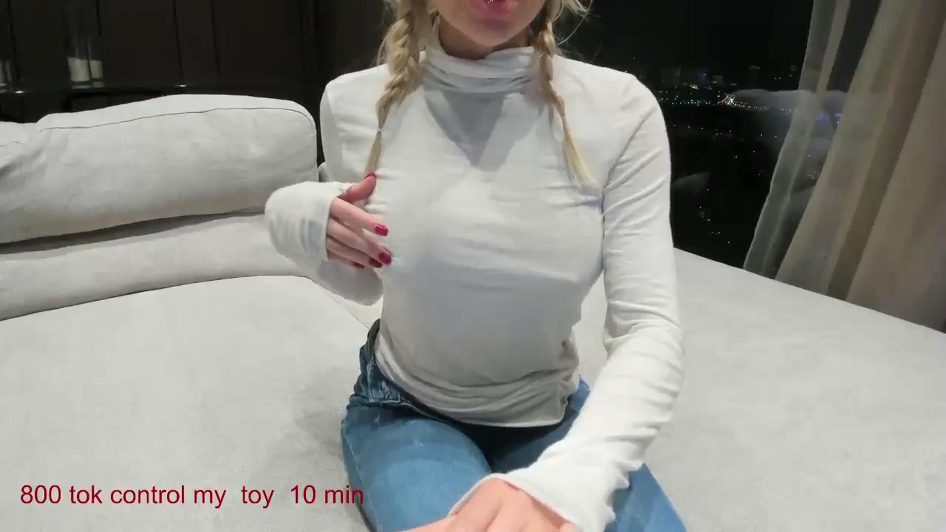 Gallery image thumbnail from CarolinaHerer's myfreecams stream on, 12/18/2024, 18:40 image 17 of 20