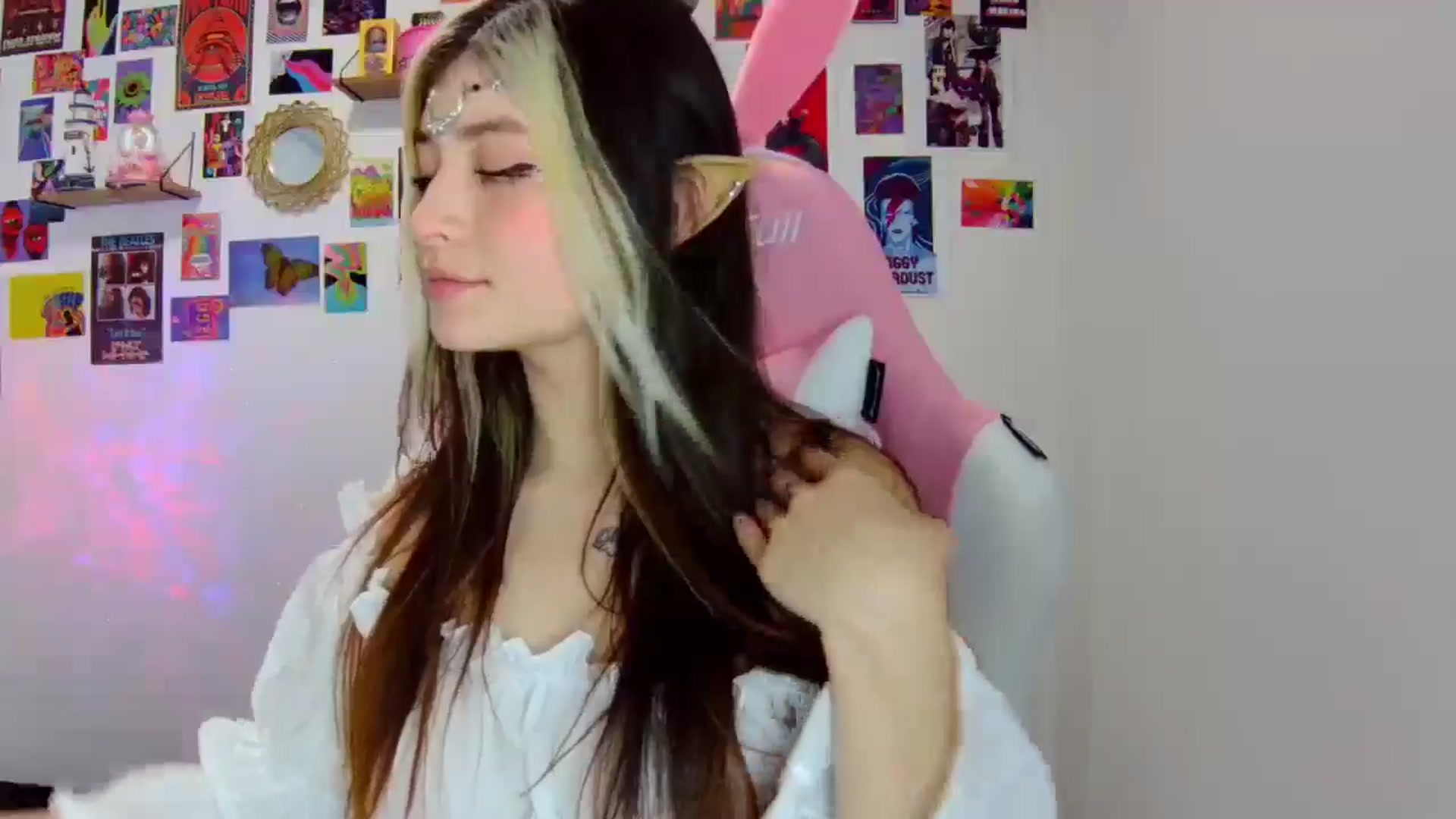 Gallery image thumbnail from CarolineJames's myfreecams stream on, 06/25/2024, 19:00 image 14 of 20