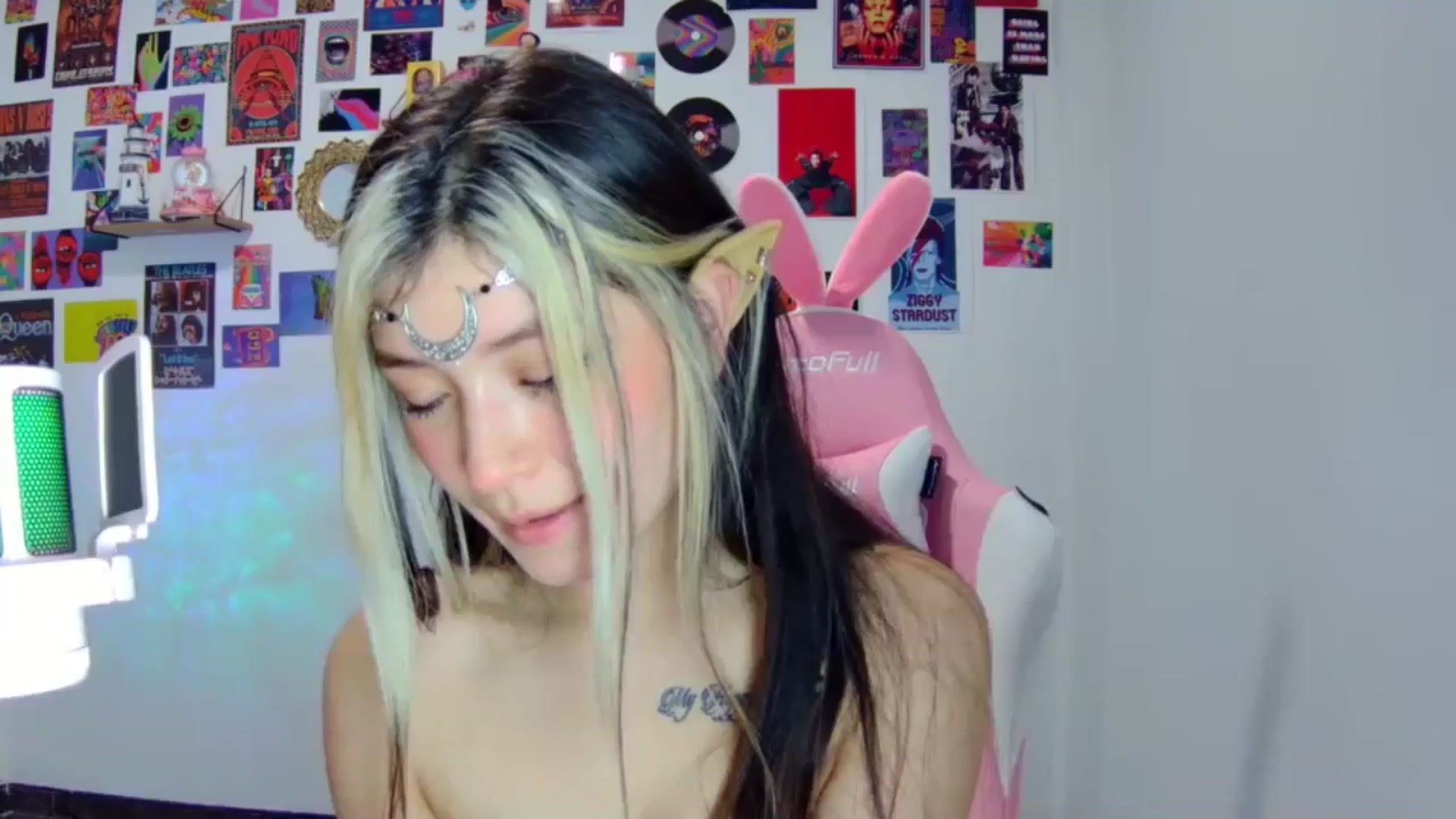 Gallery image thumbnail from CarolineJames's myfreecams stream on, 06/25/2024, 19:00 image 11 of 20