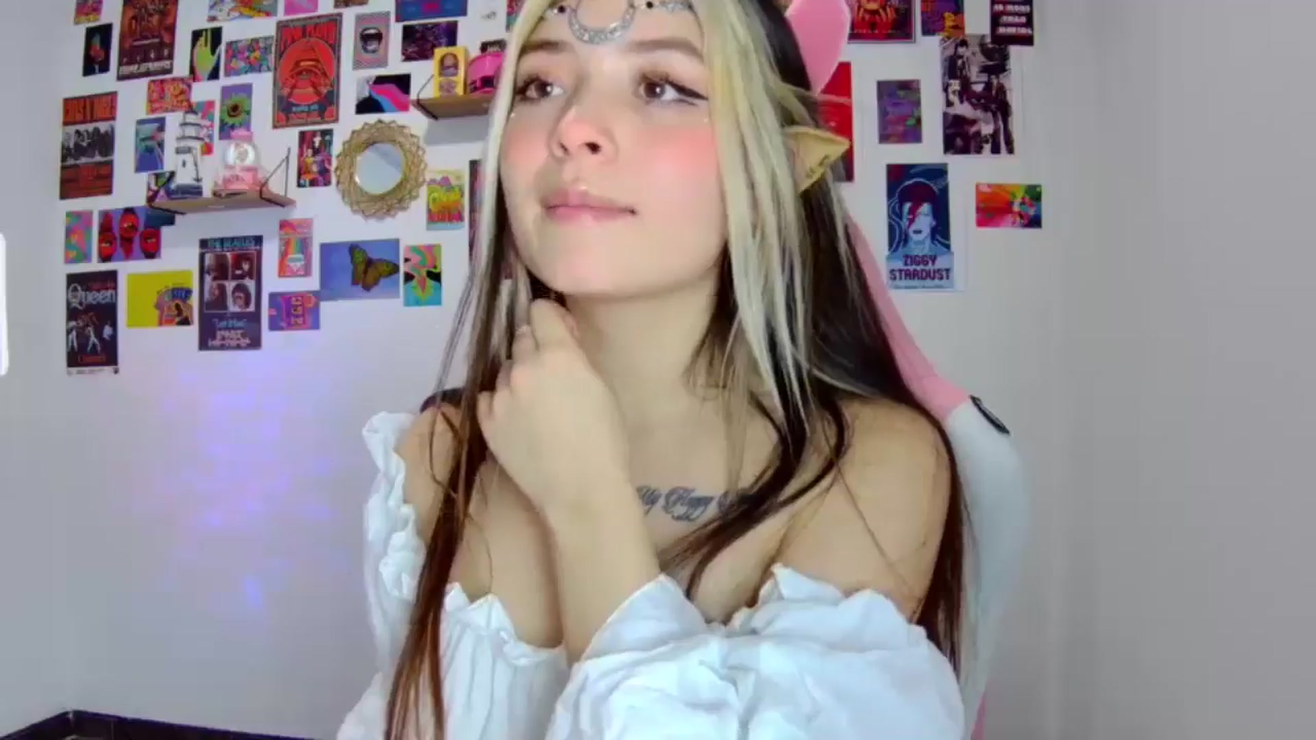 Gallery image thumbnail from CarolineJames's myfreecams stream on, 06/25/2024, 19:00 image 13 of 20