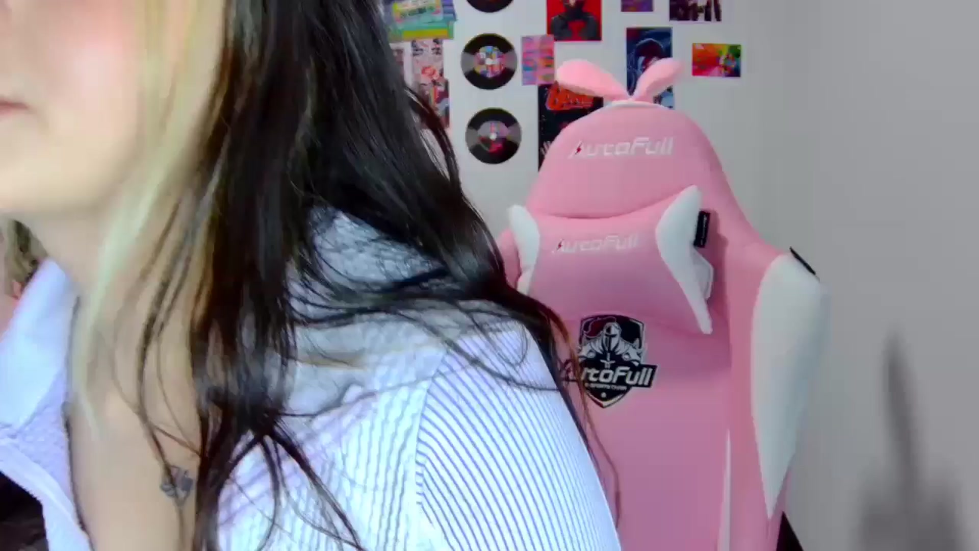 Gallery image thumbnail from CarolineJames's myfreecams stream on, 08/23/2024, 19:09 image 10 of 20