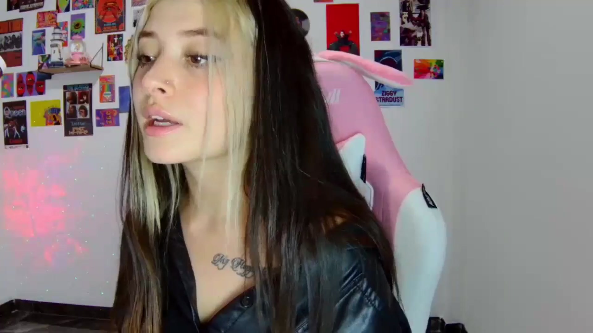 Gallery image thumbnail from CarolineJames's myfreecams stream on, 10/17/2024, 23:24 image 10 of 20