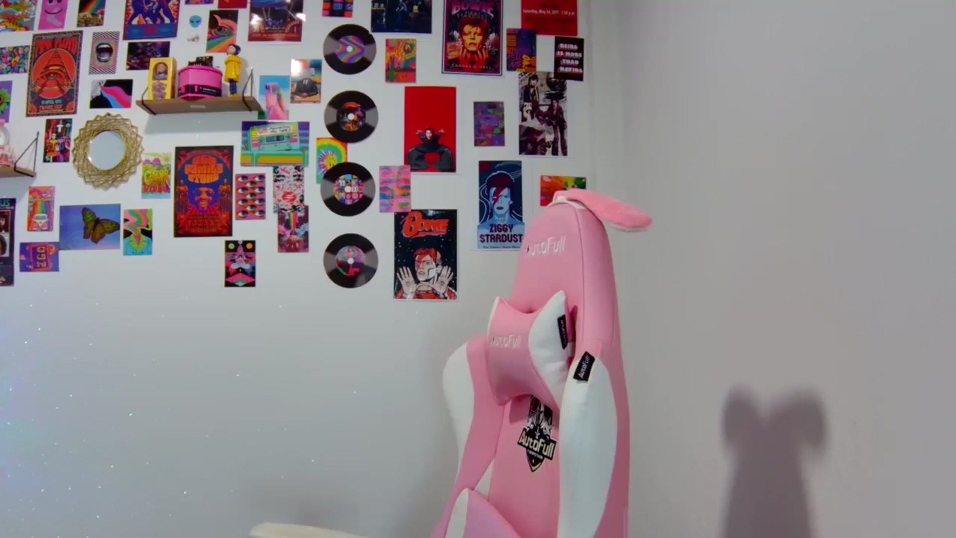 Gallery image thumbnail from CarolineJames's myfreecams stream on, 10/17/2024, 23:24 image 7 of 20