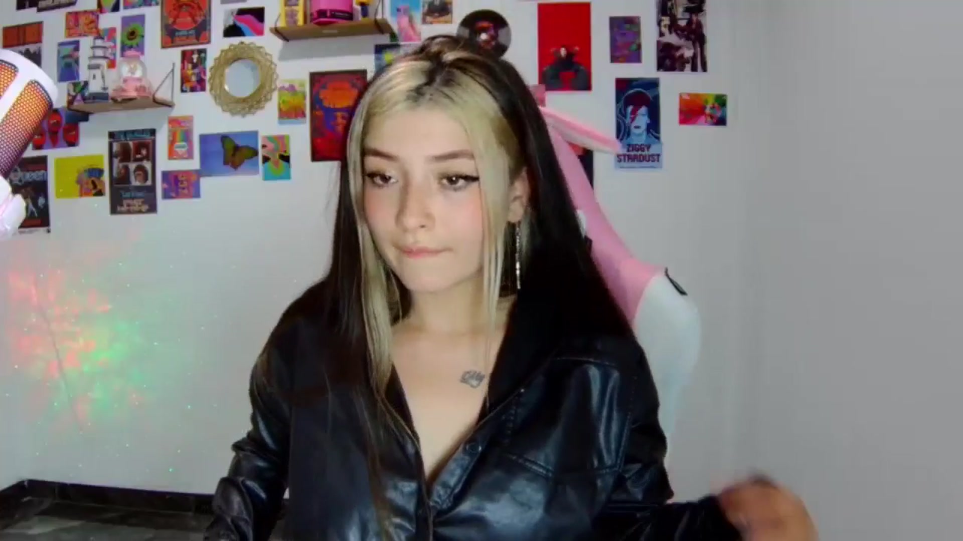 Gallery image thumbnail from CarolineJames's myfreecams stream on, 10/17/2024, 23:24 image 9 of 20