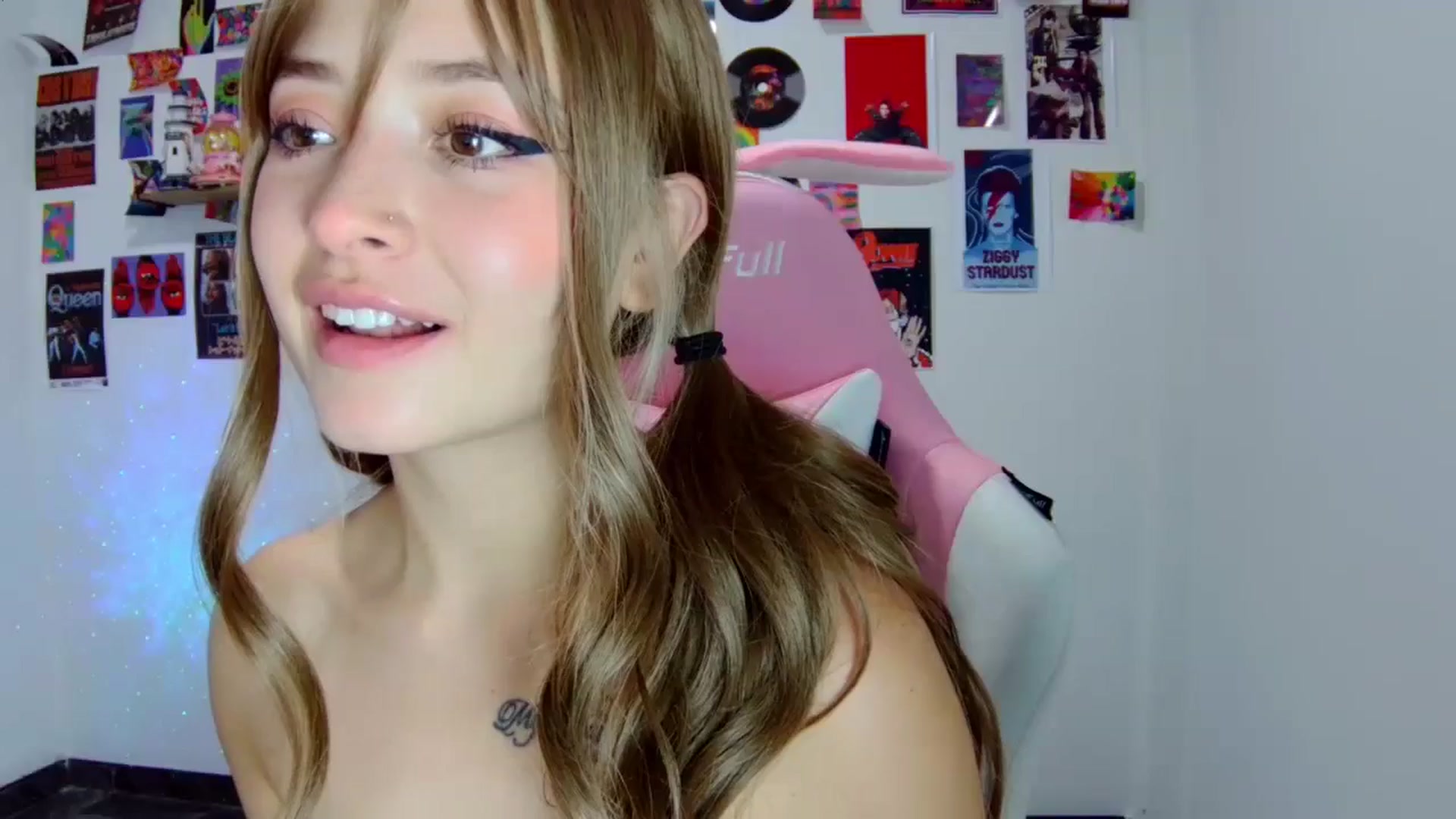 Gallery image thumbnail from CarolineJames's myfreecams stream on, 10/29/2024, 24:48 image 7 of 20