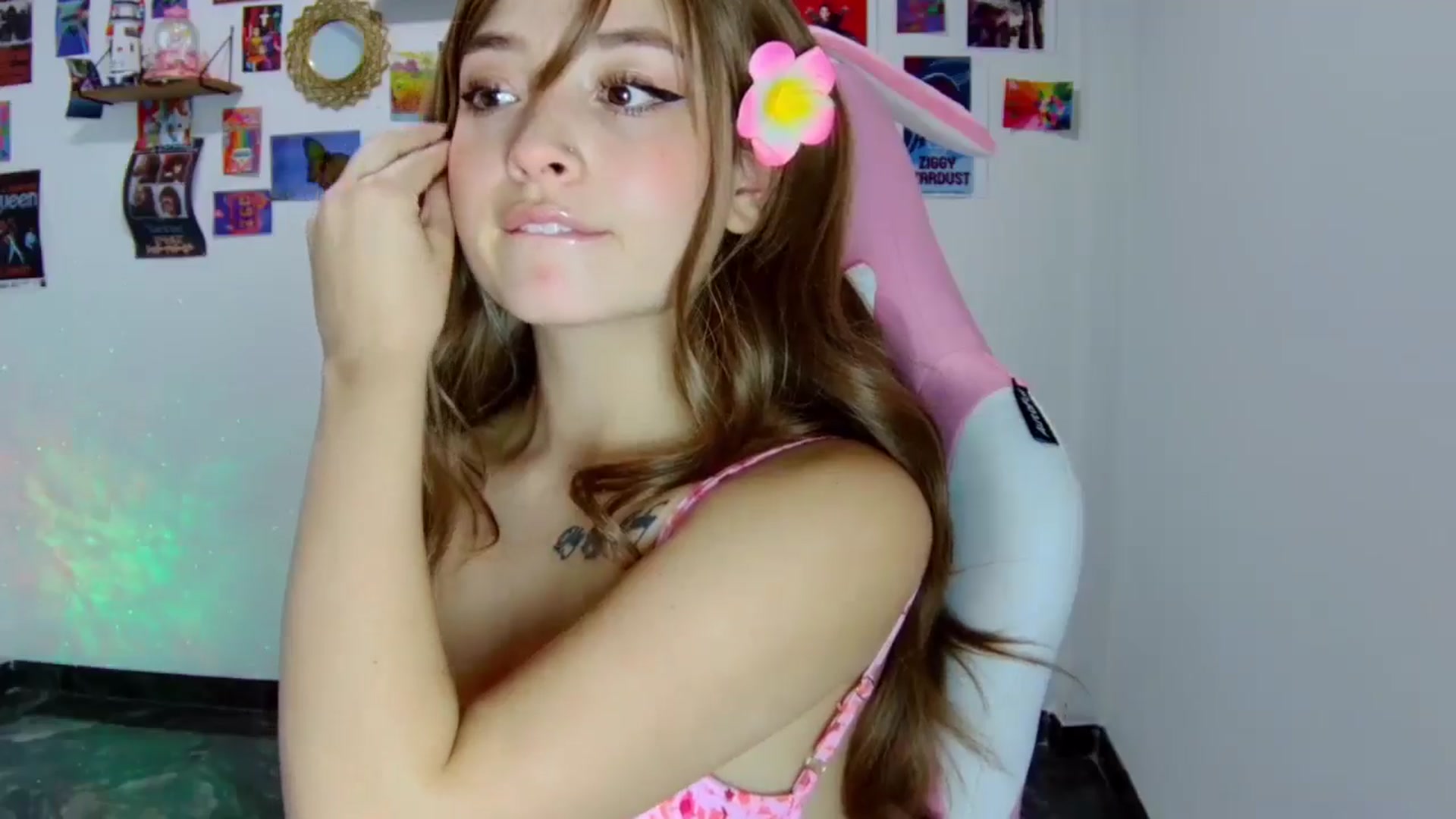 Gallery image thumbnail from CarolineJames's myfreecams stream on, 01/16/2025, 23:51 image 5 of 20