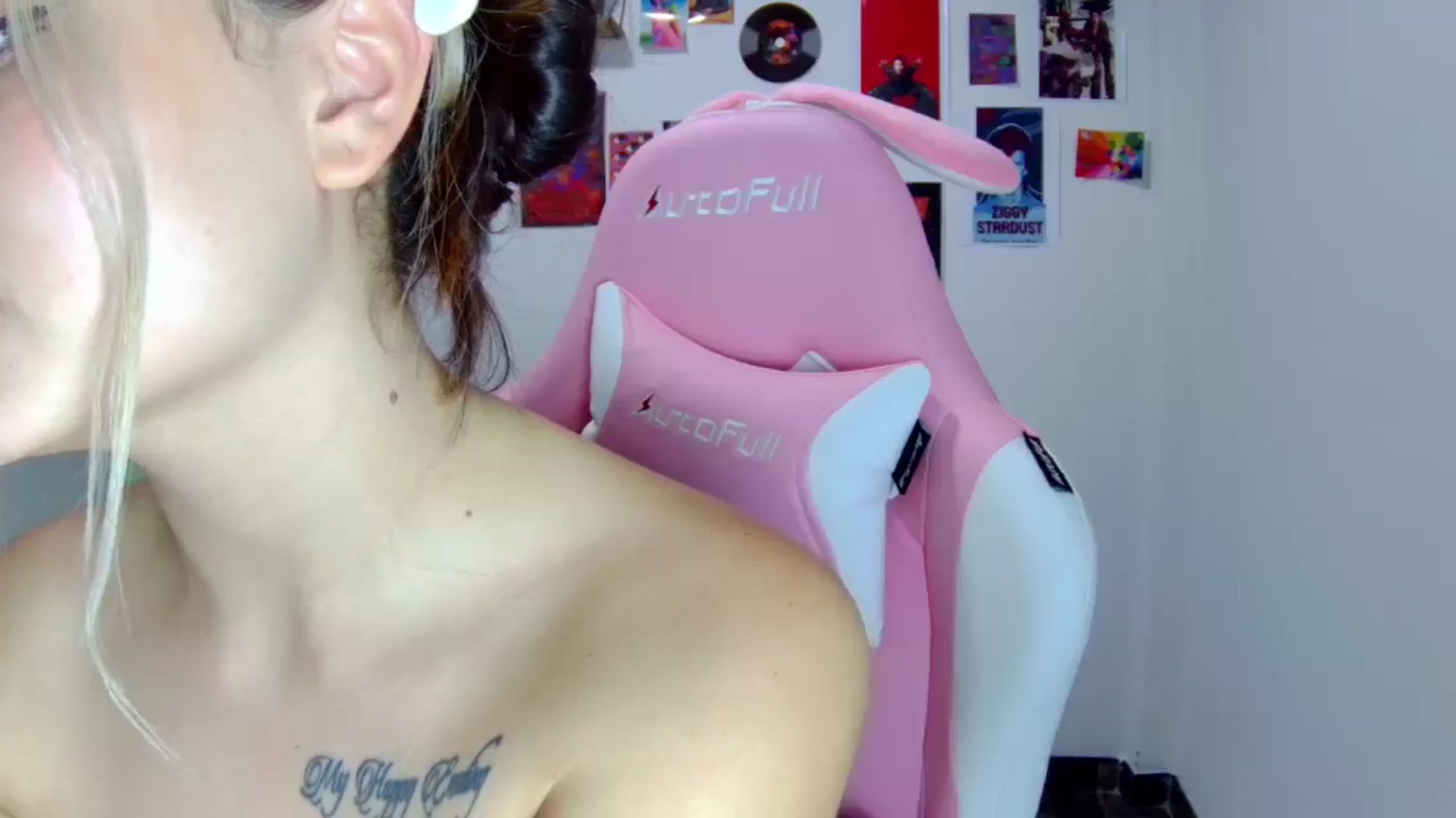 Gallery image thumbnail from CarolineJames's myfreecams stream on, 01/18/2025, 02:50 image 16 of 20