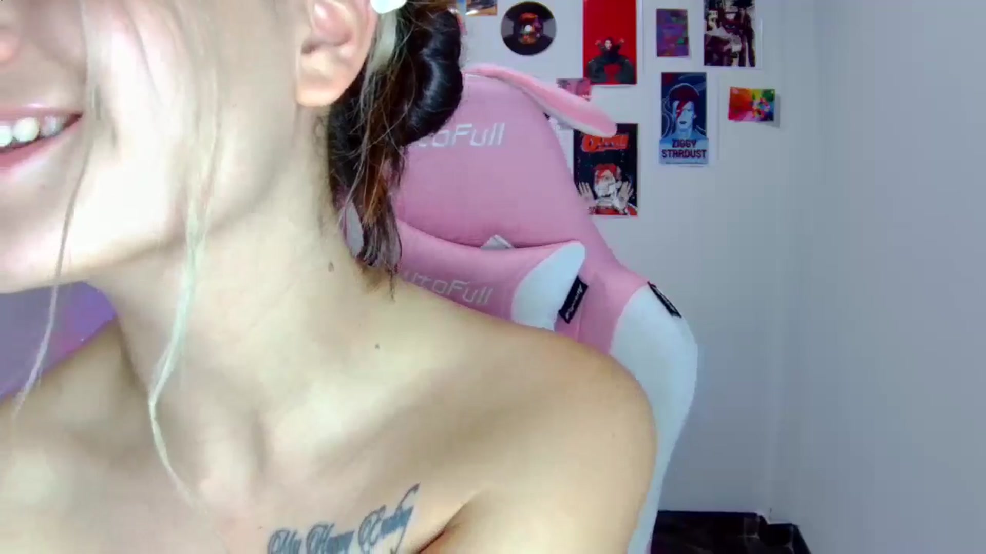 Gallery image thumbnail from CarolineJames's myfreecams stream on, 01/18/2025, 02:50 image 15 of 20