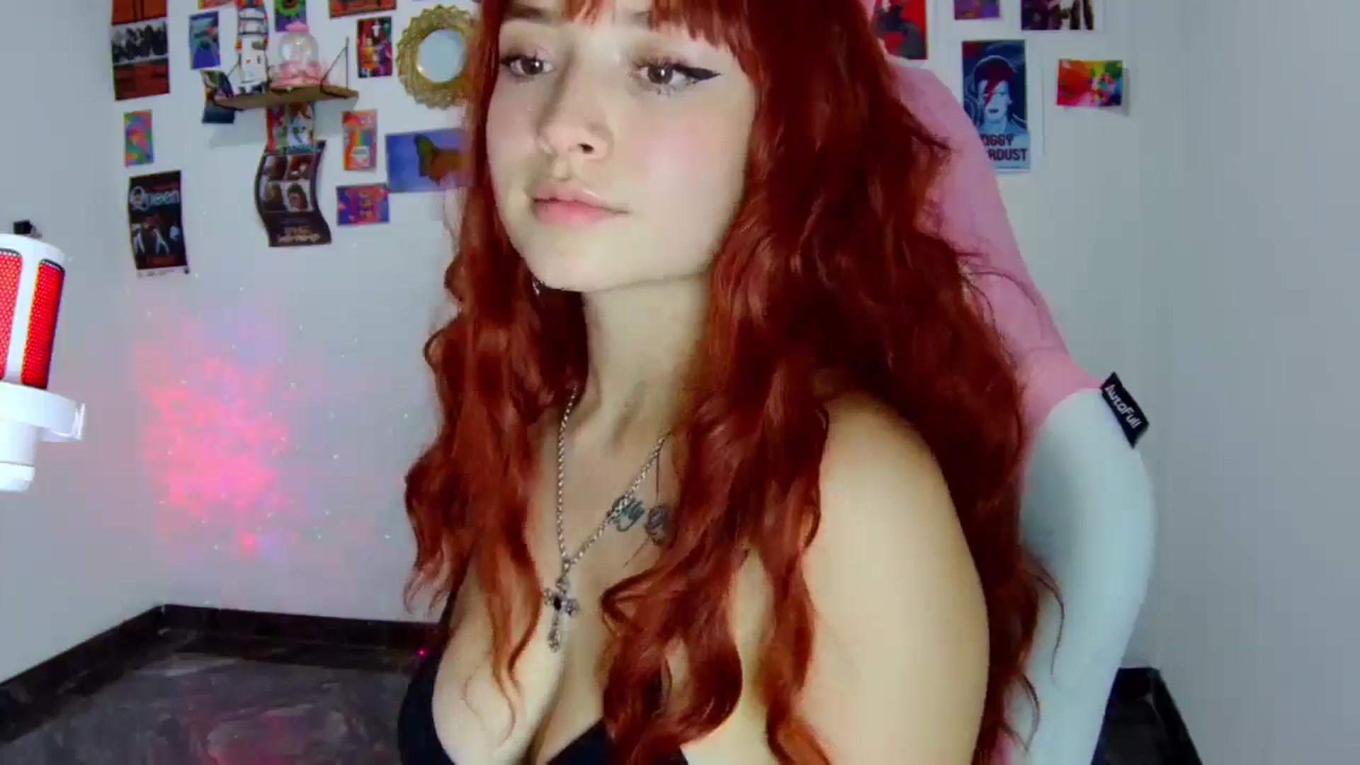 Gallery image thumbnail from CarolineJames's myfreecams stream on, 01/18/2025, 23:43 image 4 of 20