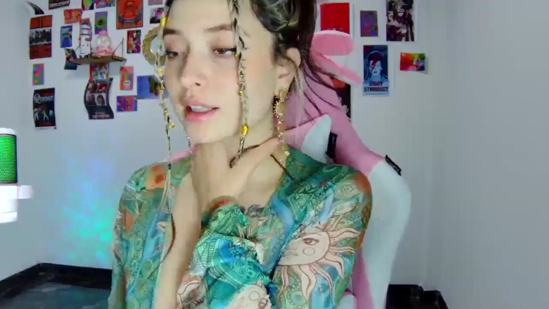 Gallery image thumbnail from CarolineJames's myfreecams stream on, 01/19/2025, 21:05 image 3 of 20