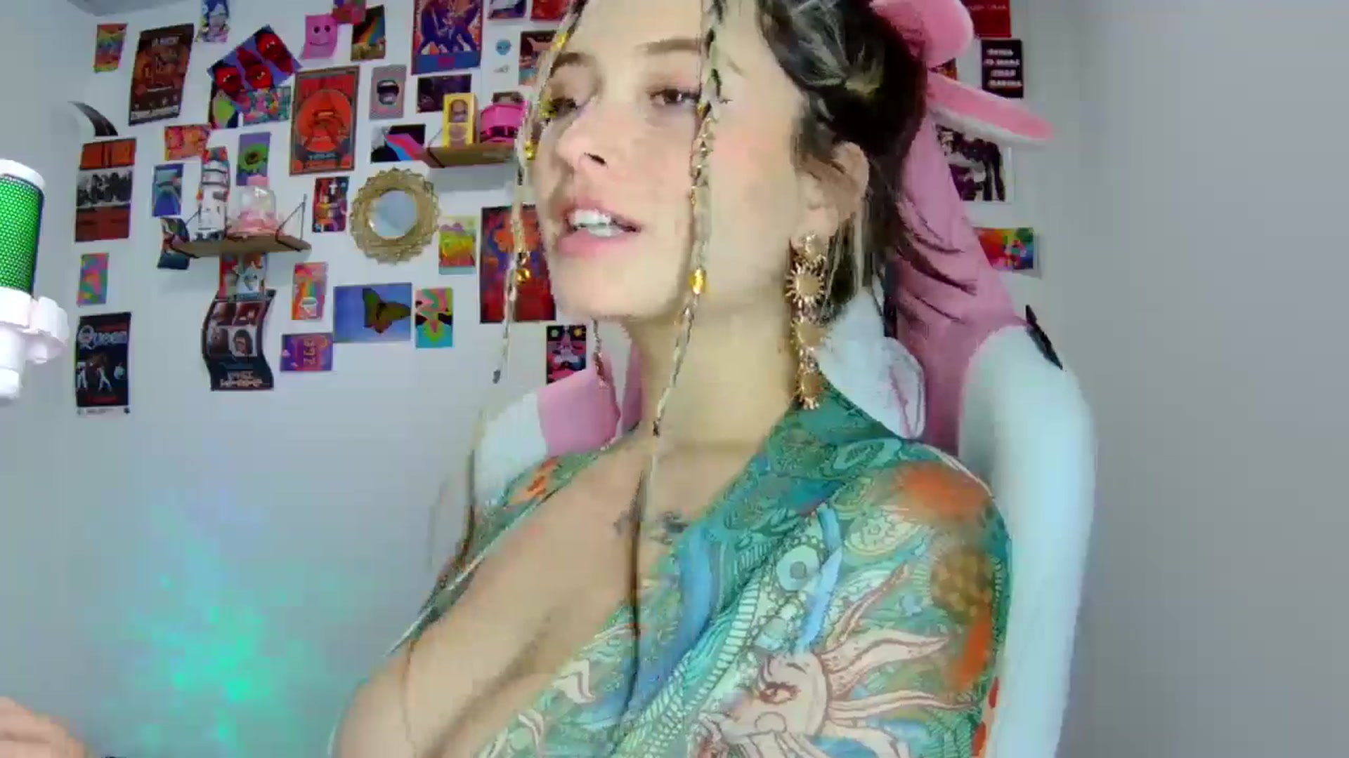 Gallery image thumbnail from CarolineJames's myfreecams stream on, 01/19/2025, 21:05 image 12 of 20