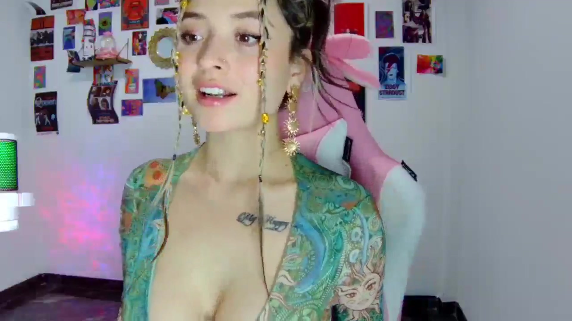 Gallery image thumbnail from CarolineJames's myfreecams stream on, 01/19/2025, 21:05 image 4 of 20