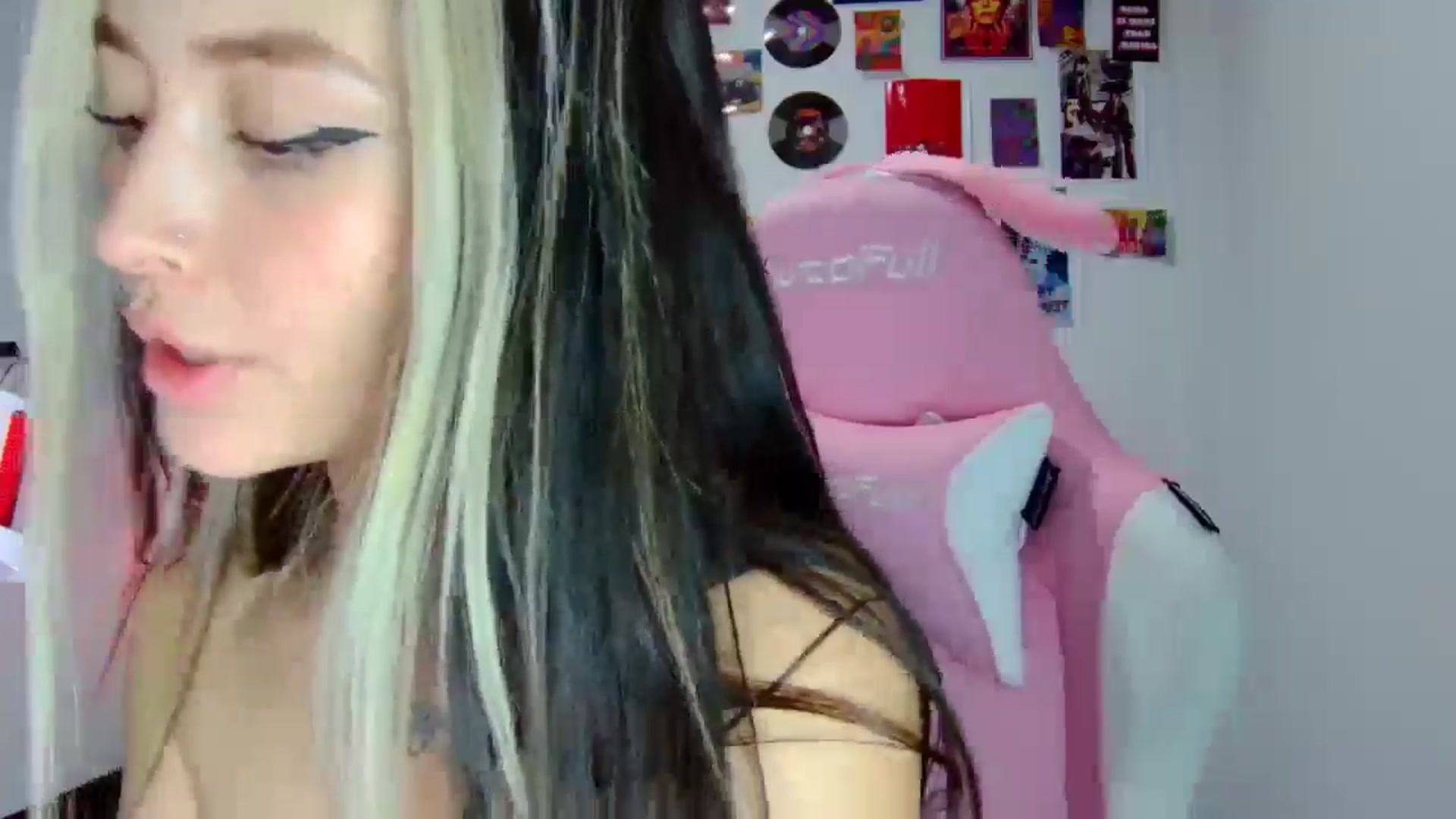 Gallery image thumbnail from CarolineJames's myfreecams stream on, 01/22/2025, 21:02 image 19 of 20