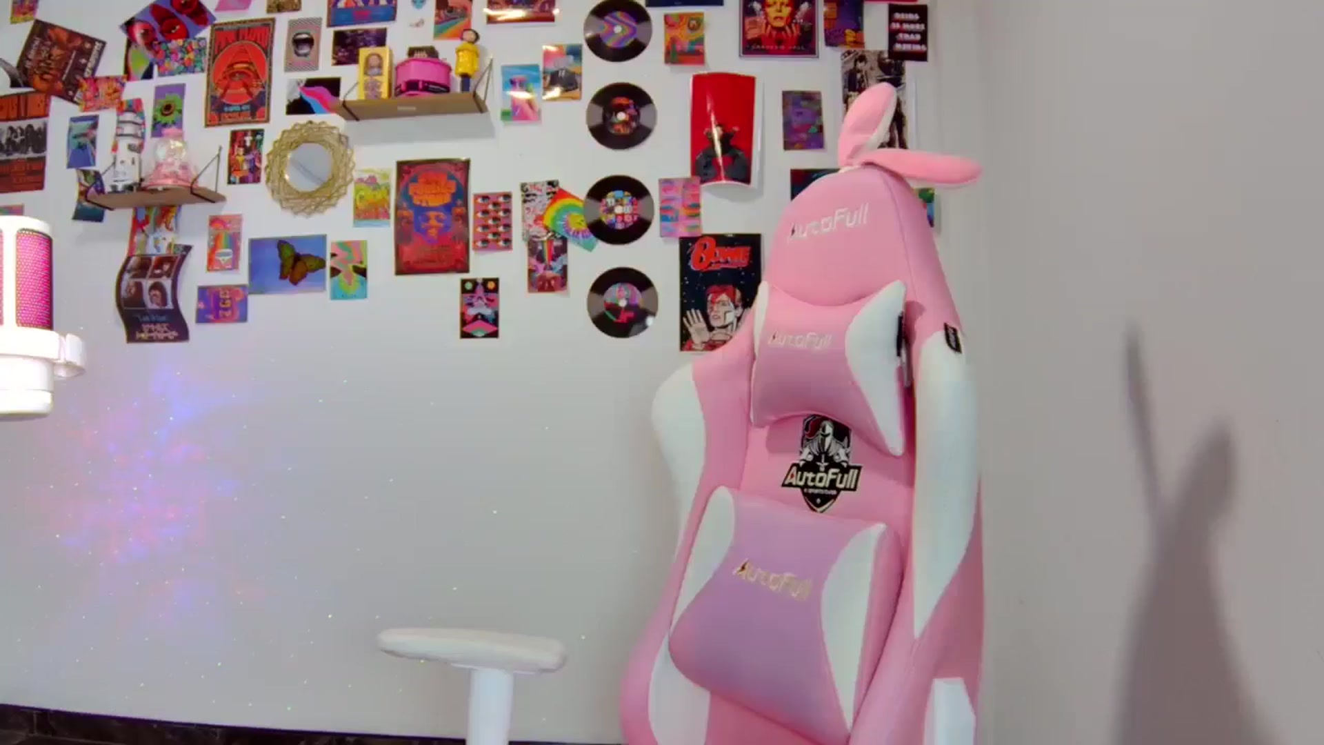 Gallery image thumbnail from CarolineJames's myfreecams stream on, 01/23/2025, 22:04 image 9 of 20