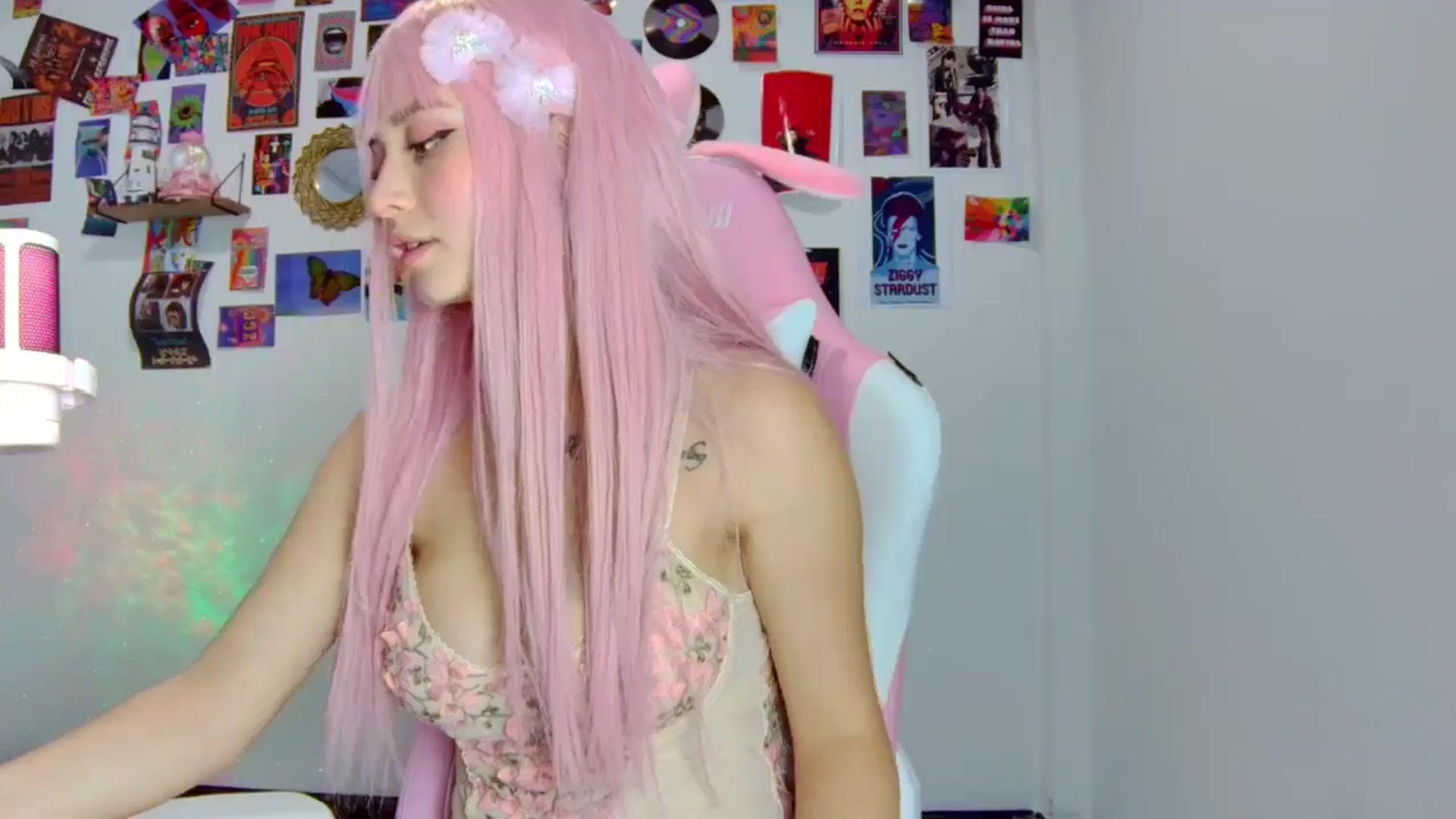 Gallery image thumbnail from CarolineJames's myfreecams stream on, 01/23/2025, 22:04 image 8 of 20