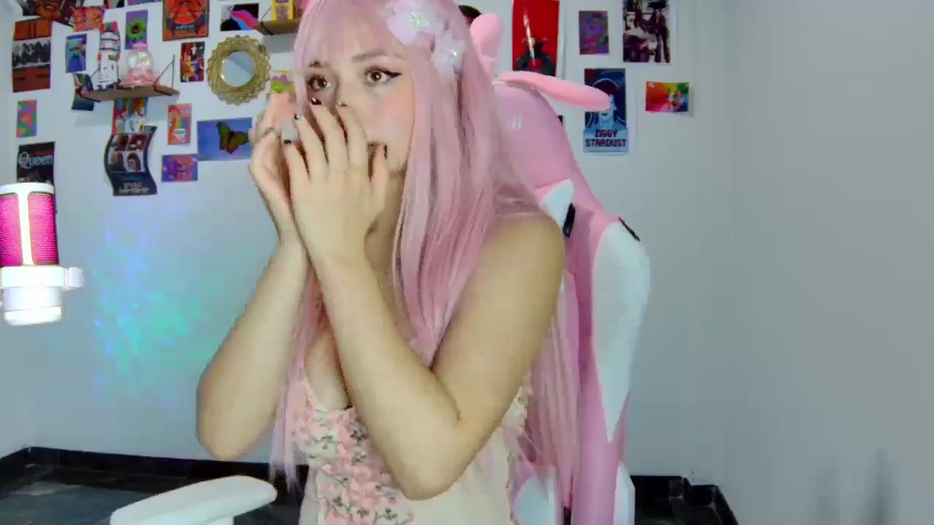 Gallery image thumbnail from CarolineJames's myfreecams stream on, 01/23/2025, 22:04 image 10 of 20
