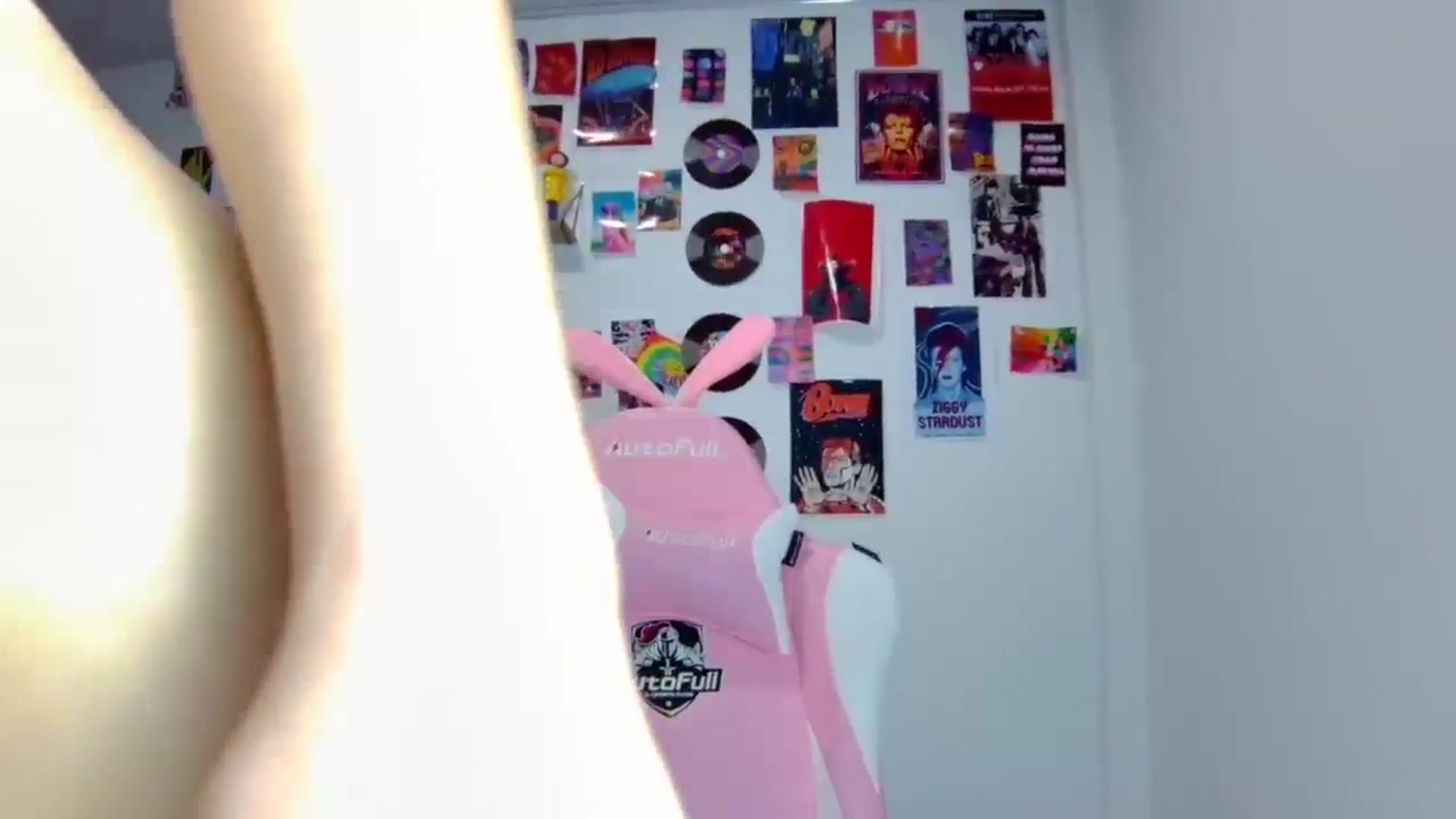 Gallery image thumbnail from CarolineJames's myfreecams stream on, 01/24/2025, 20:33 image 18 of 20